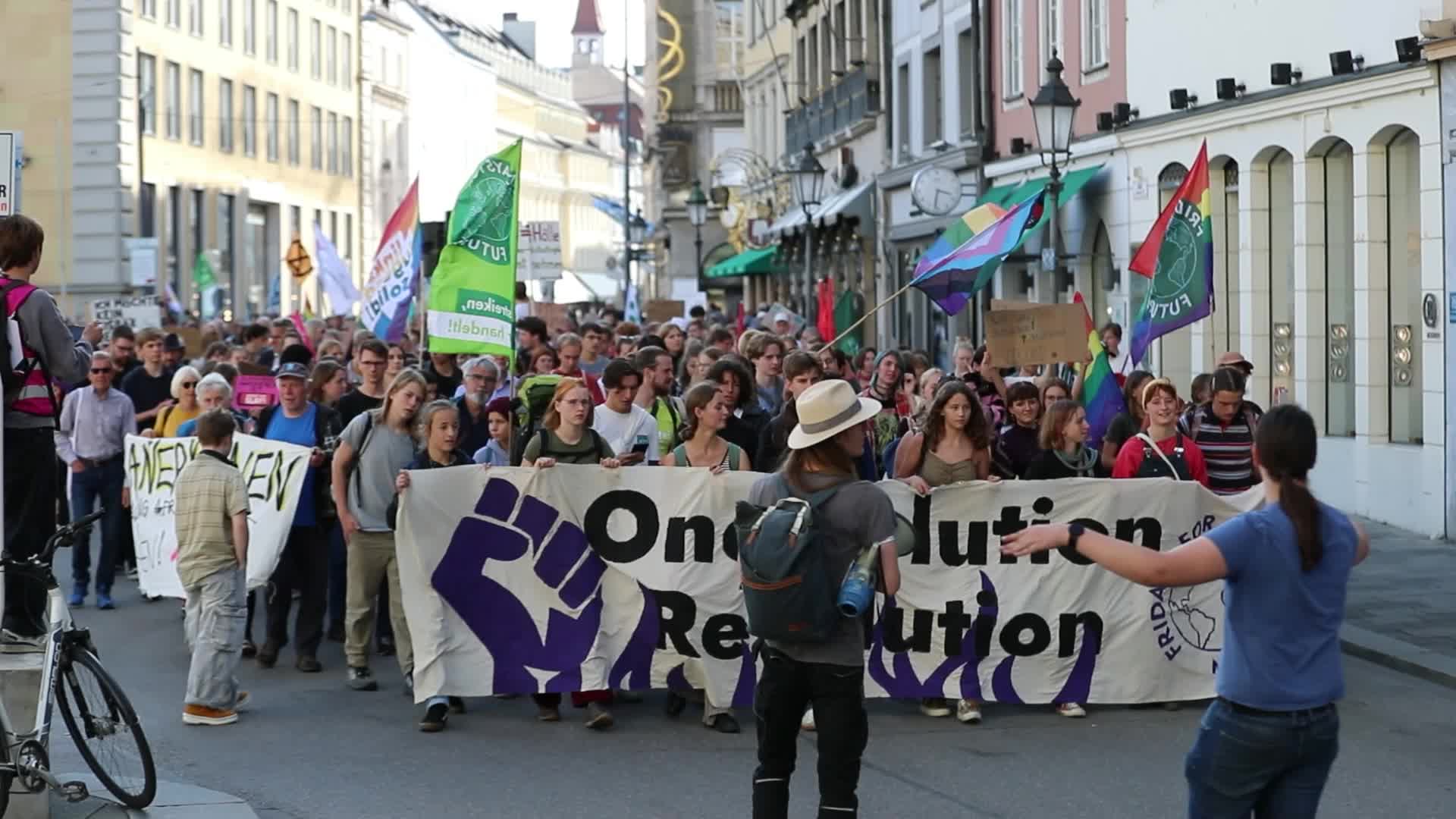 Germany: Hundreds protest with Fridays for Future in Munich