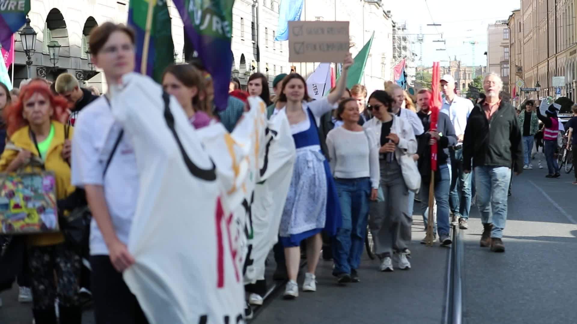 Germany: Hundreds protest with Fridays for Future in Munich