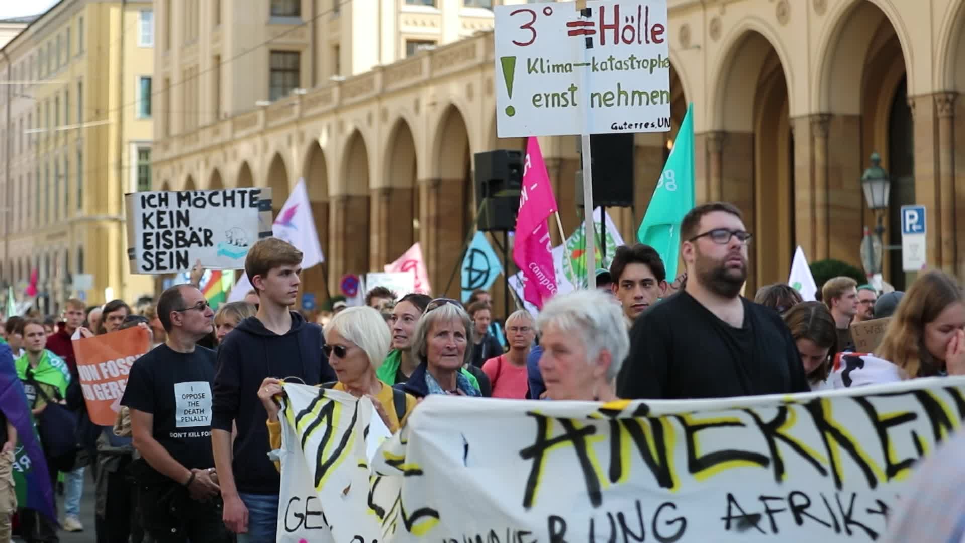 Germany: Hundreds protest with Fridays for Future in Munich