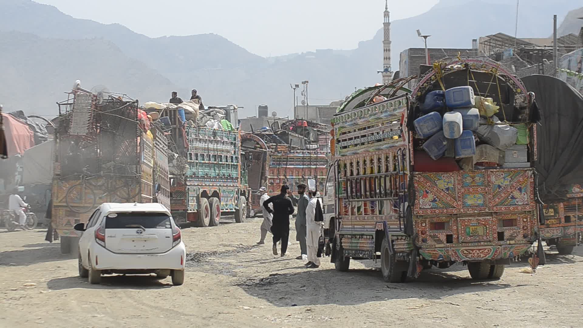Returning of Afghan refugees continue through Torkham border
