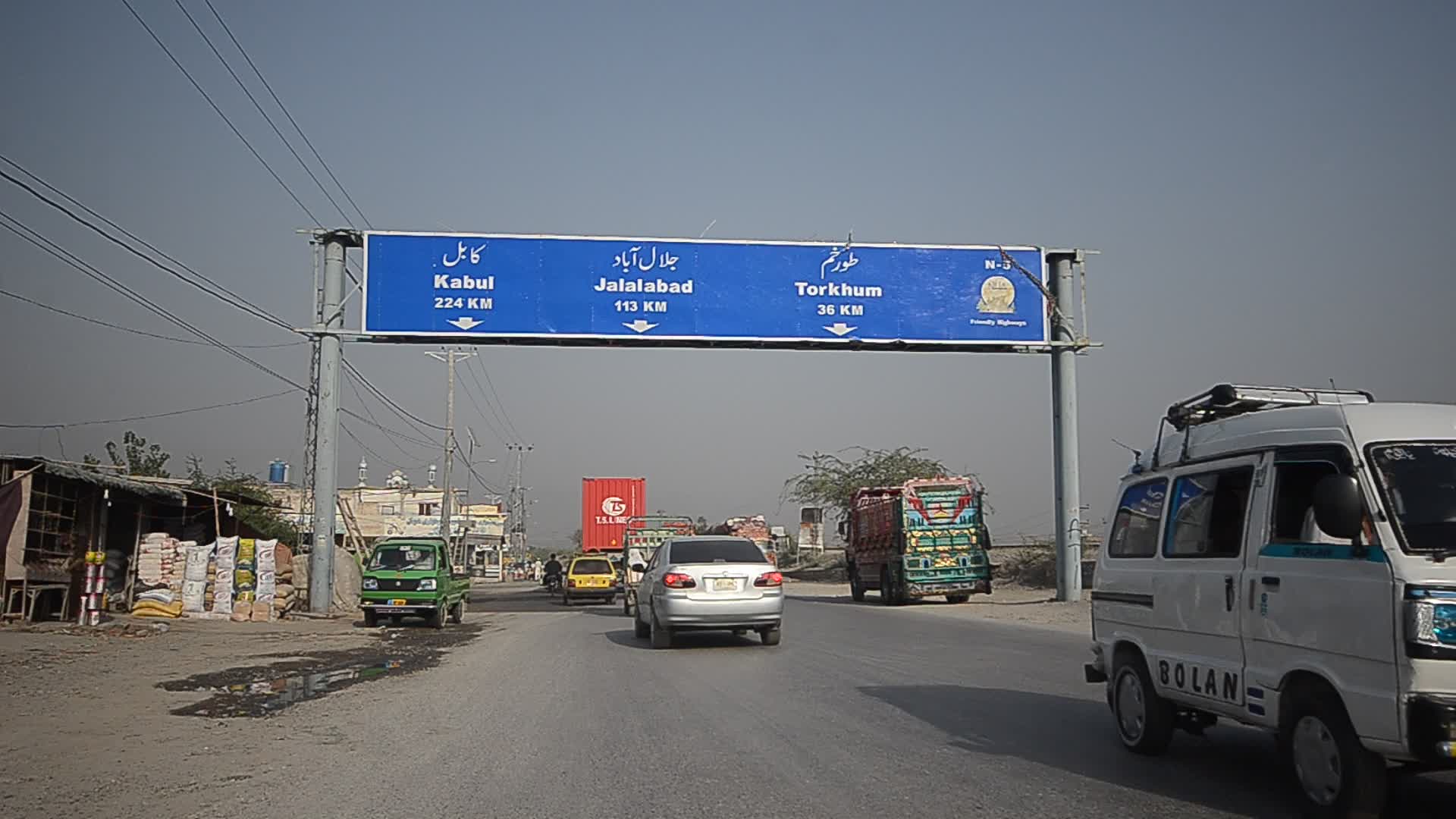 Returning of Afghan refugees continue through Torkham border
