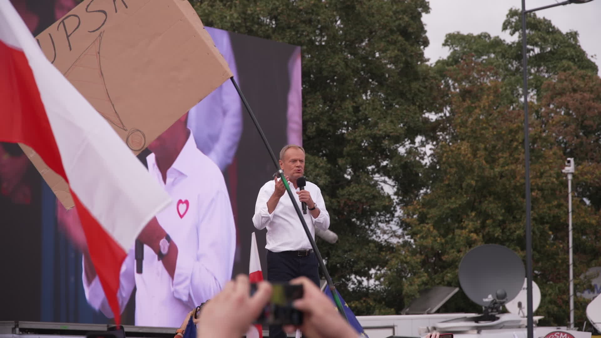 Million take part in opposition rally ahead of elections in Poland