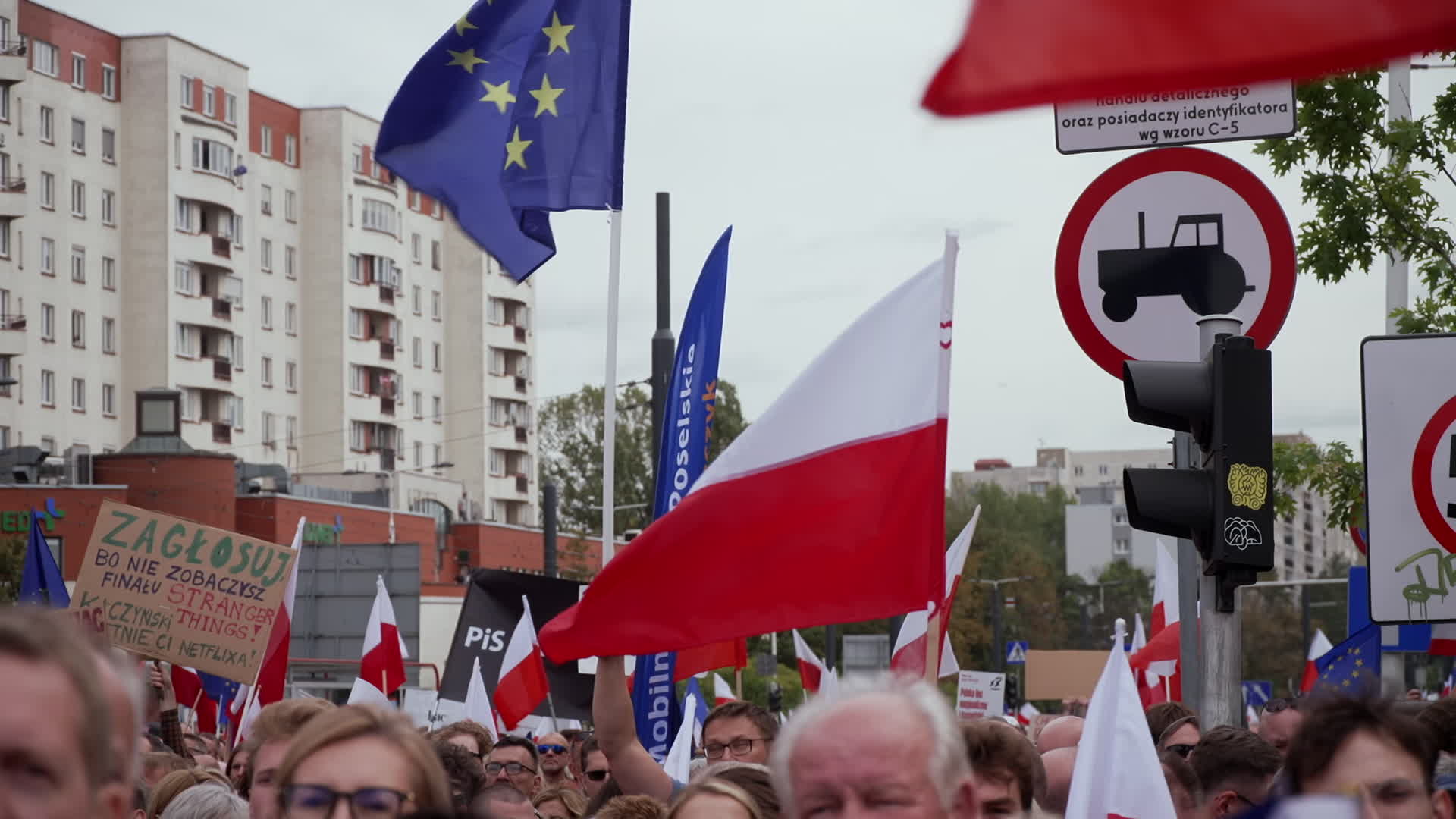 Million take part in opposition rally ahead of elections in Poland