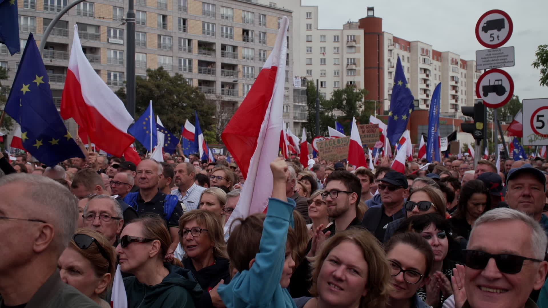 Million take part in opposition rally ahead of elections in Poland