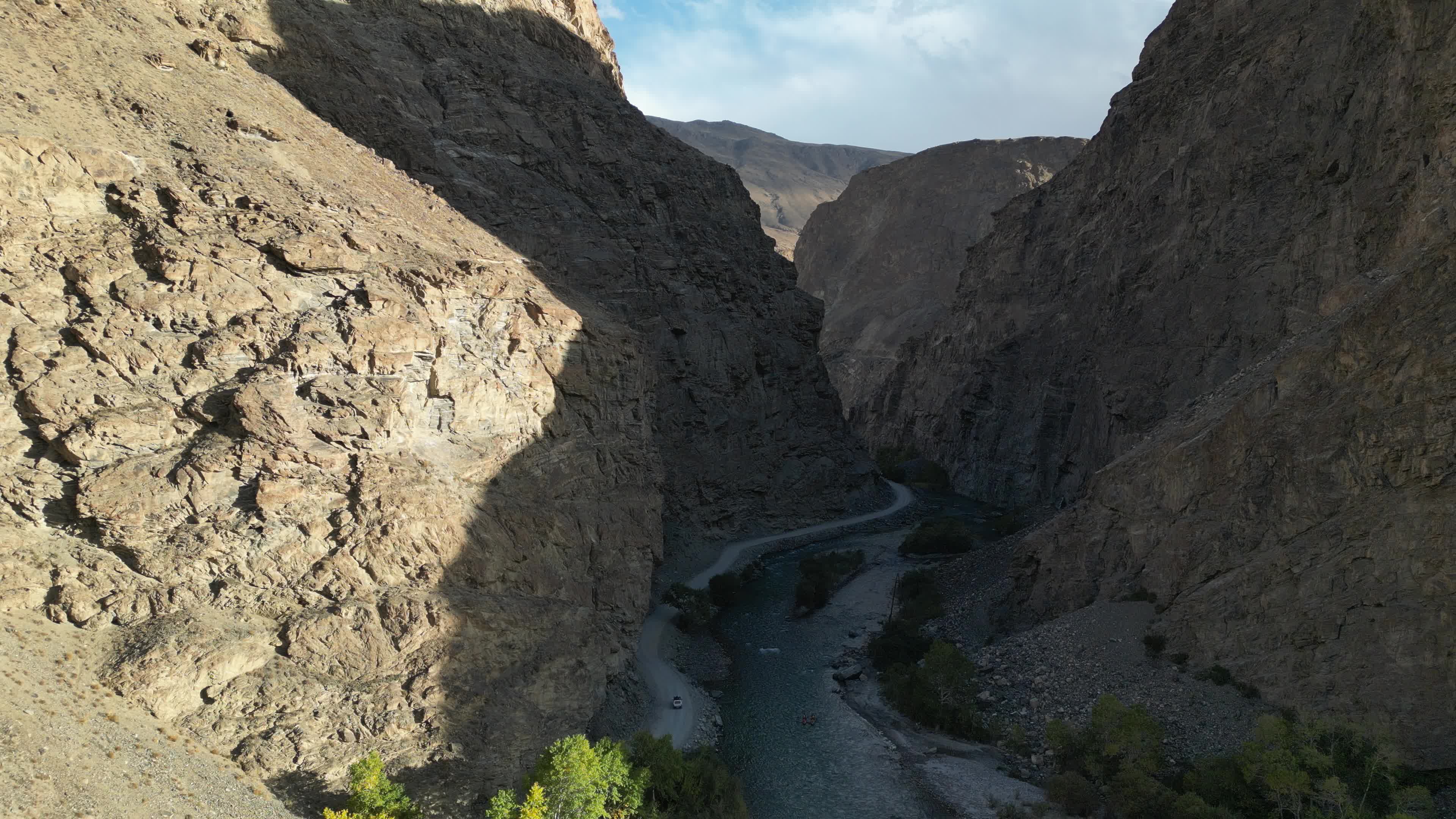 Beautiful drone videos of the landscapes of the Shokdara valley