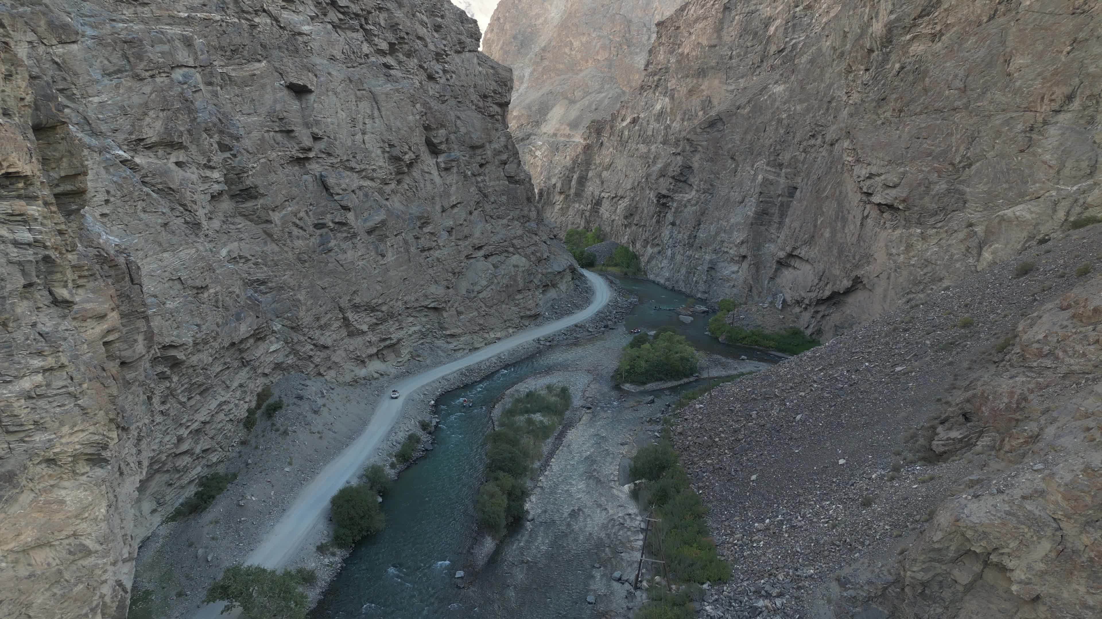Beautiful drone videos of the landscapes of the Shokdara valley
