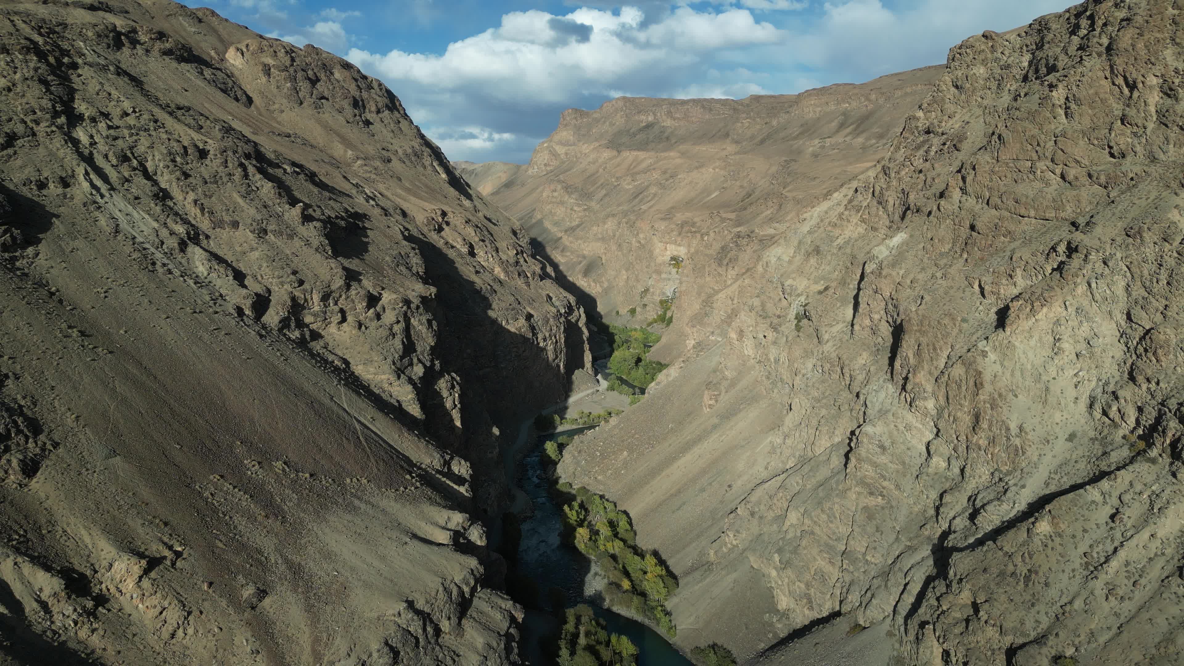 Beautiful drone videos of the landscapes of the Shokdara valley