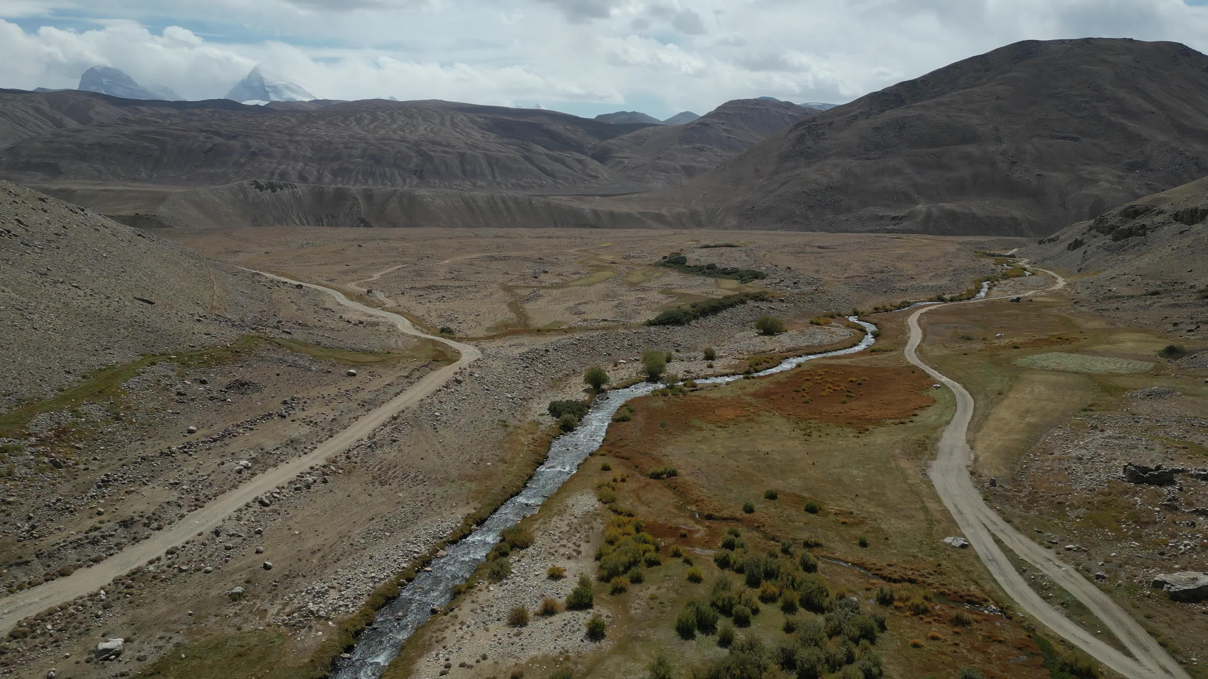 Beautiful drone videos of the landscapes of the Shokdara valley