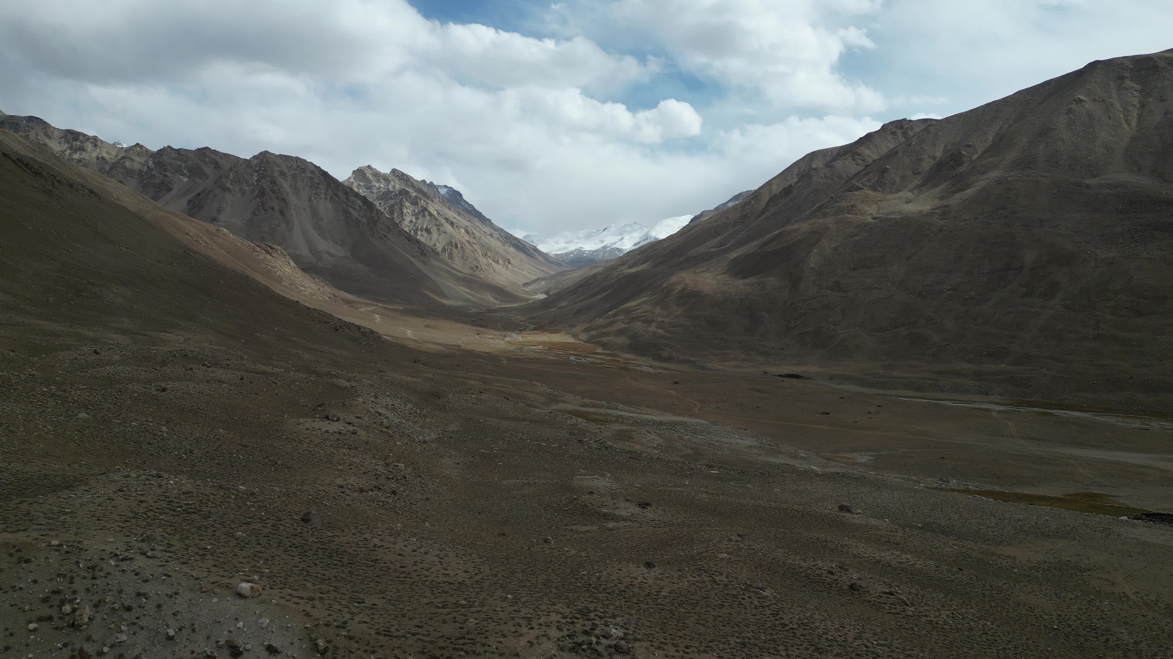 Beautiful drone videos of the landscapes of the Shokdara valley