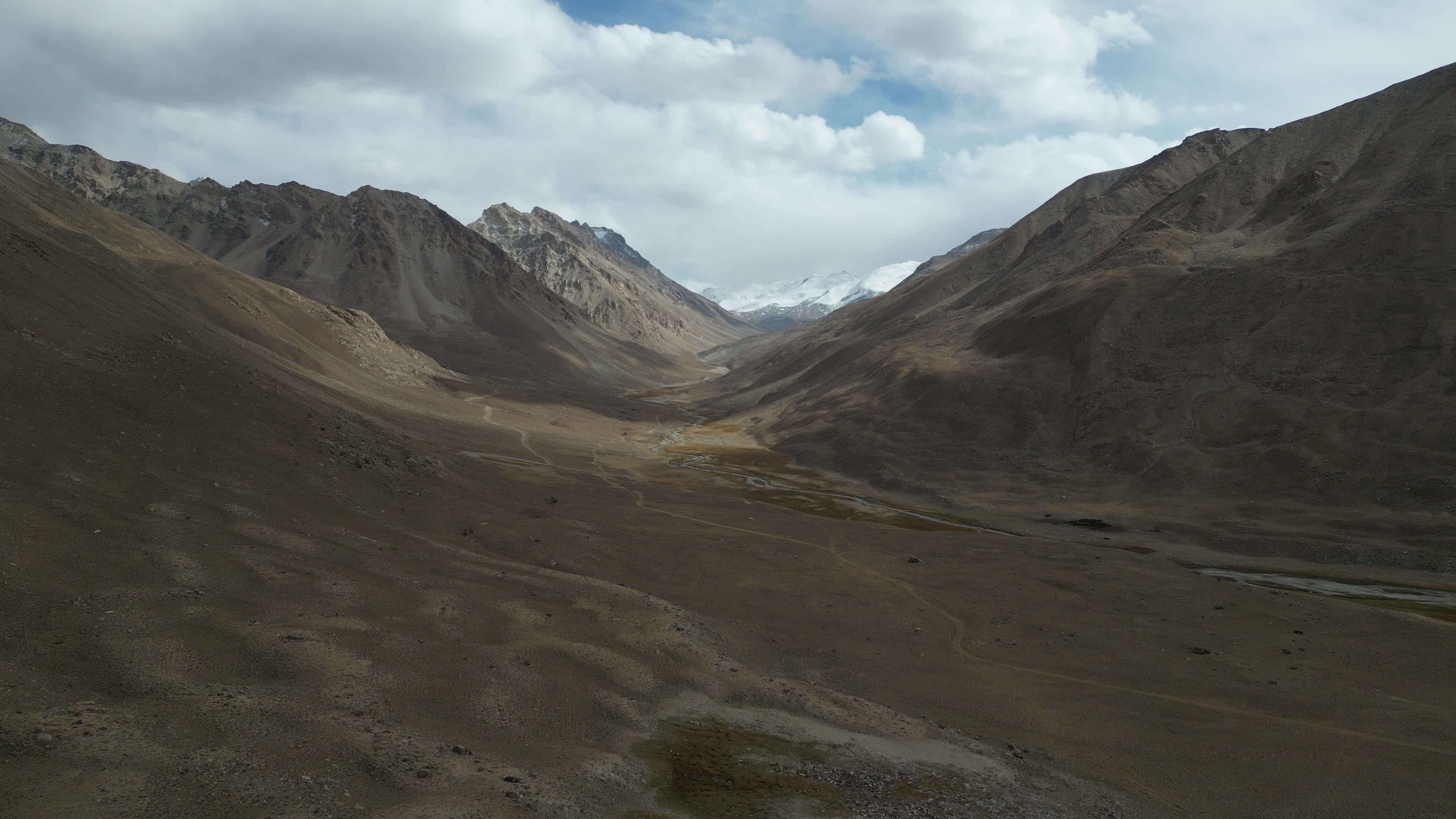 Beautiful drone videos of the landscapes of the Shokdara valley