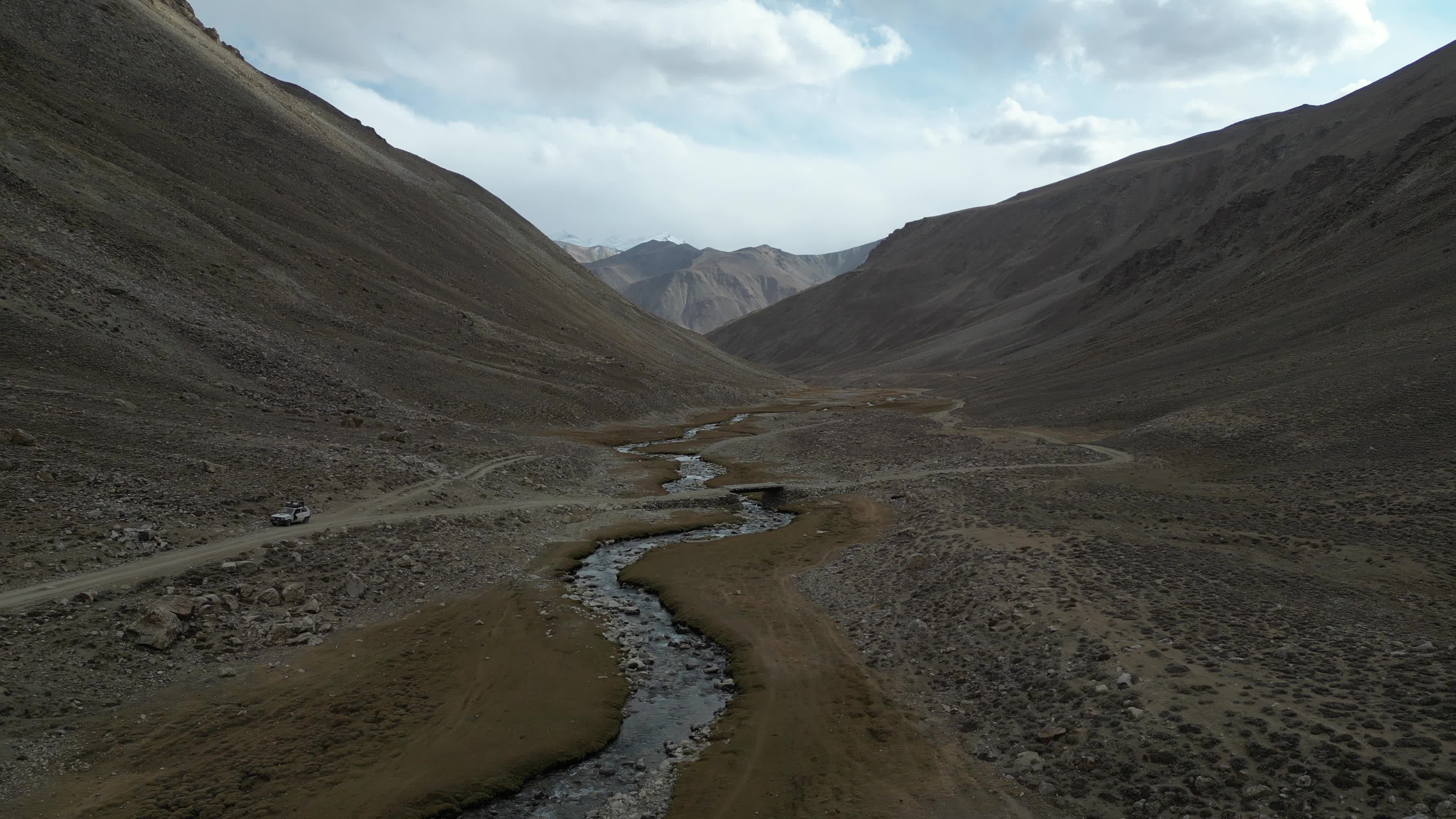 Beautiful drone videos of the landscapes of the Shokdara valley