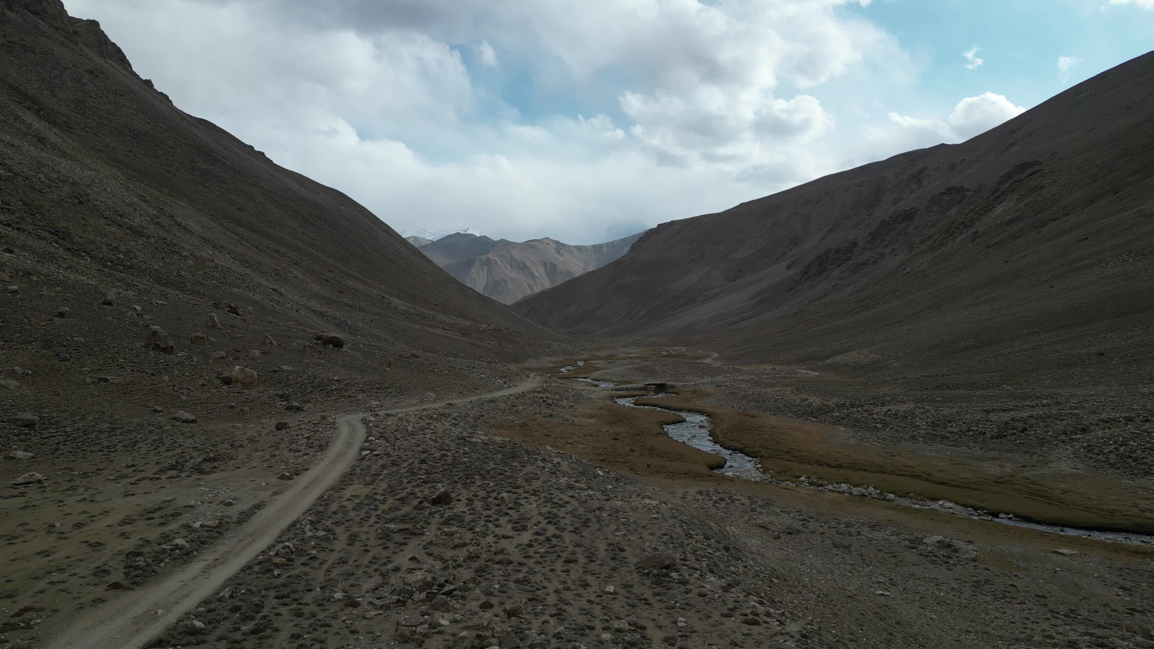 Beautiful drone videos of the landscapes of the Shokdara valley