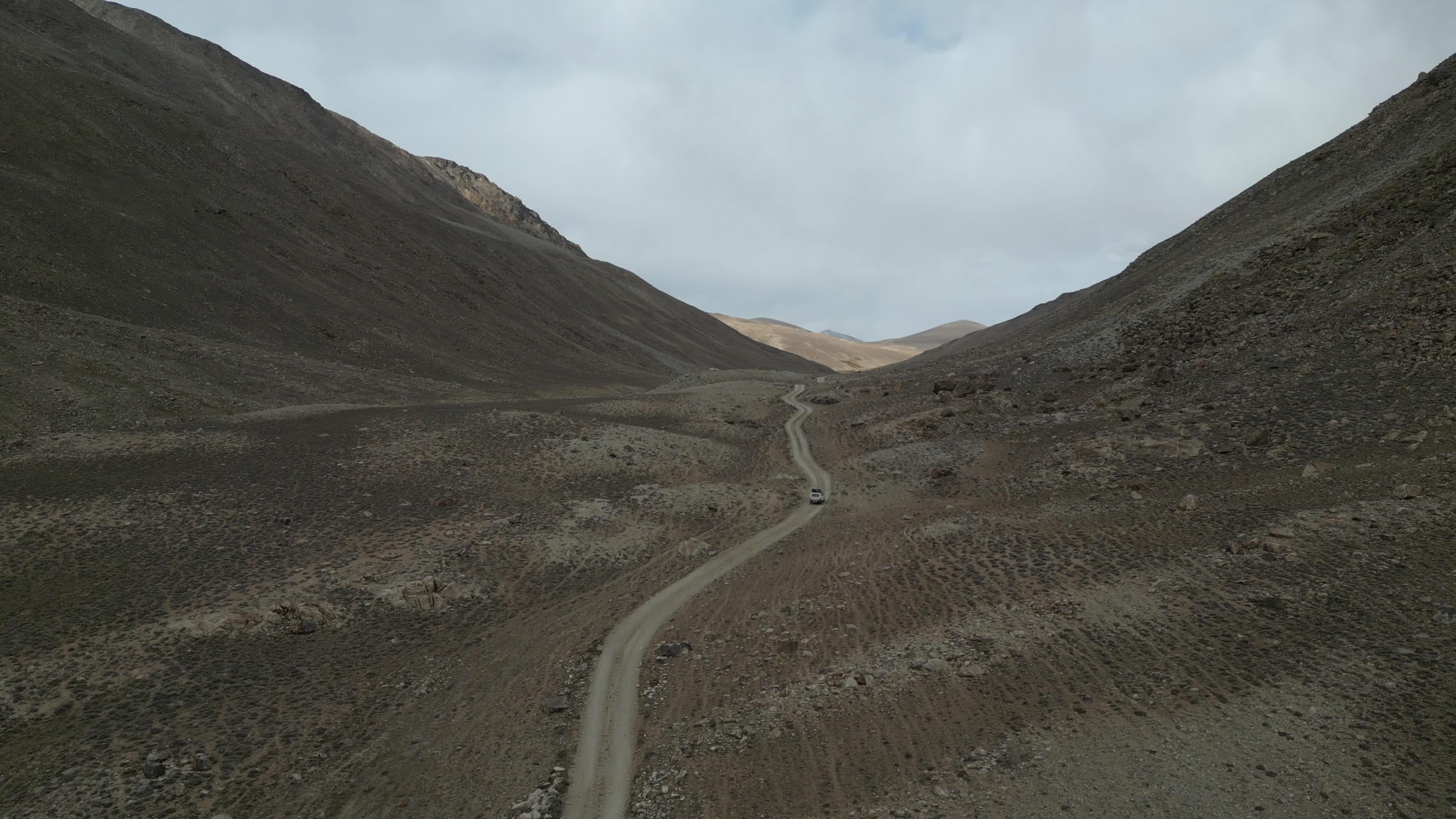 Beautiful drone videos of the landscapes of the Shokdara valley