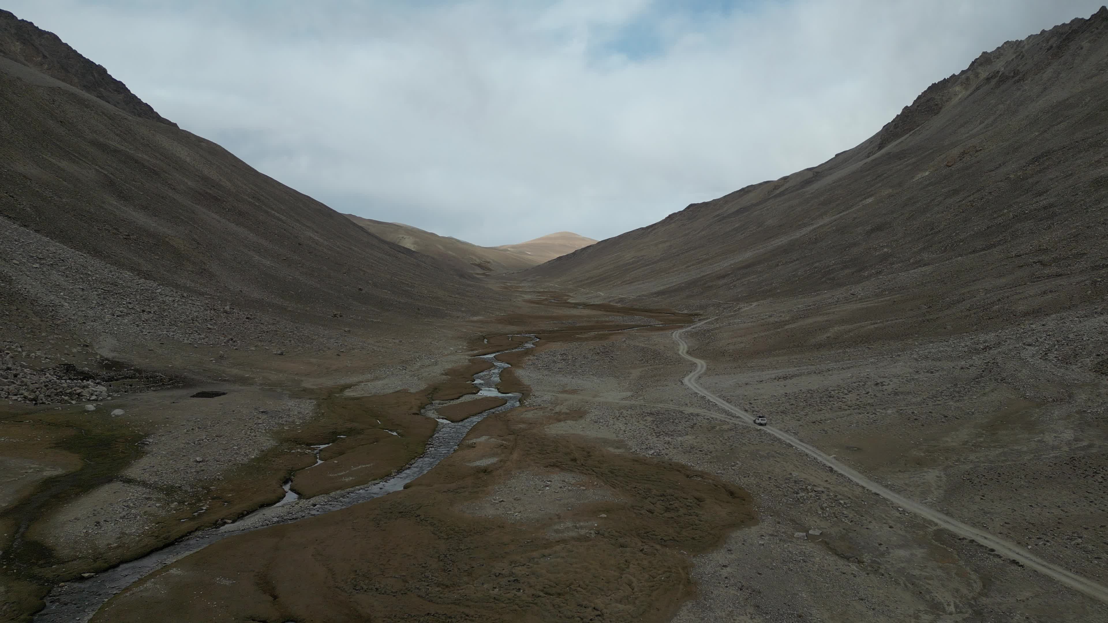 Beautiful drone videos of the landscapes of the Shokdara valley