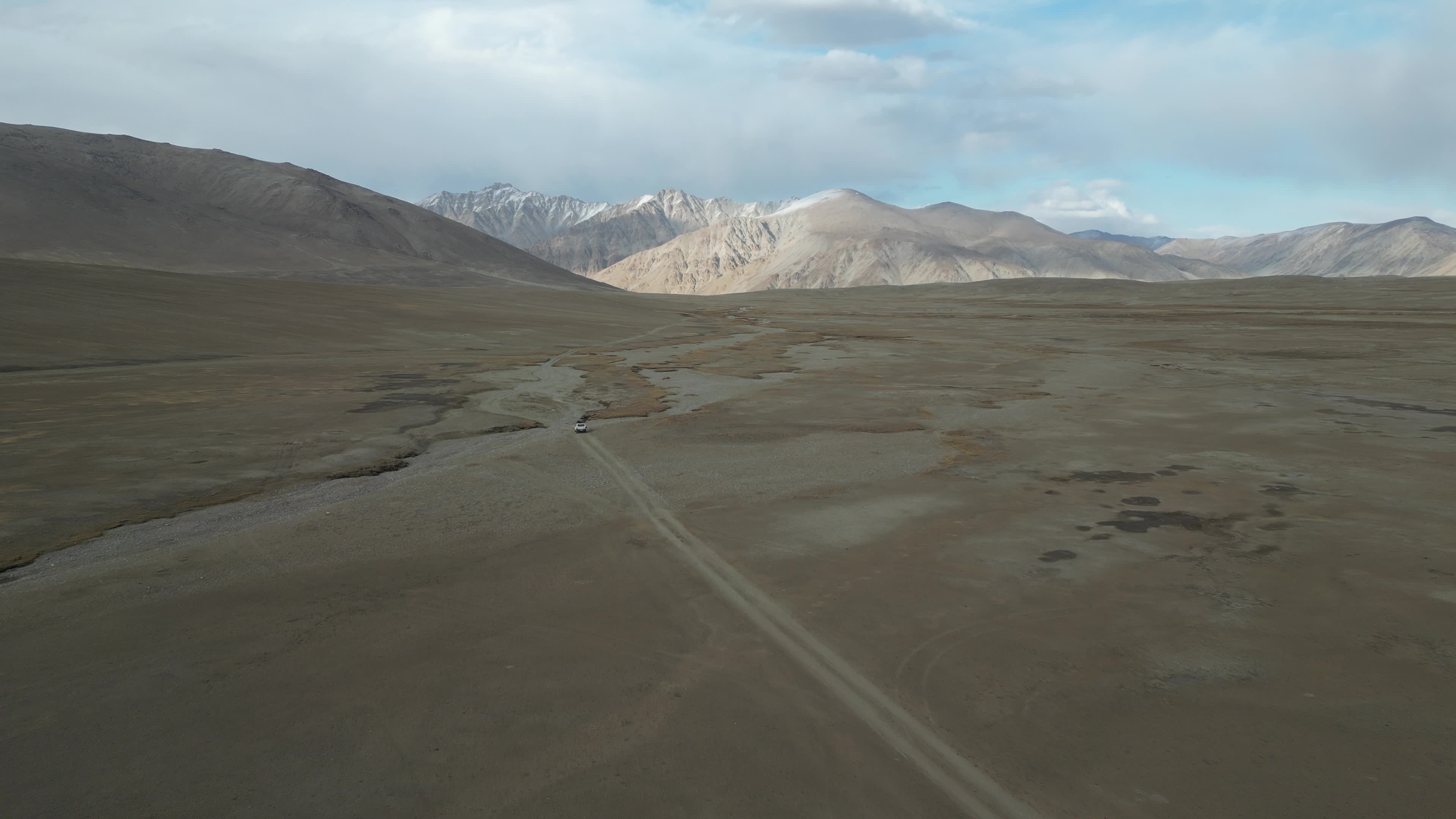 Beautiful drone videos of the landscapes of the Shokdara valley
