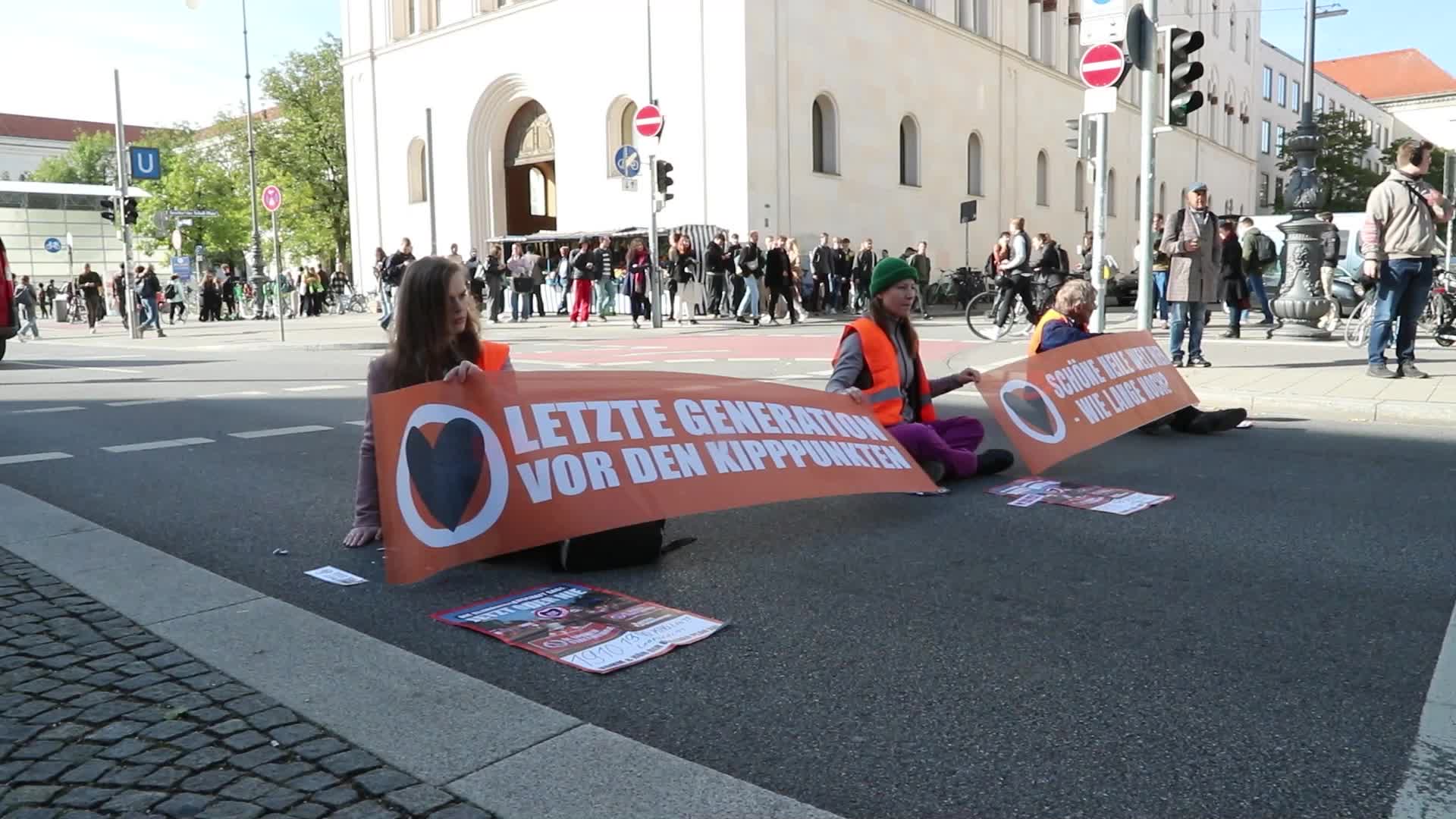 Letzte Generation blocks near University in Munich