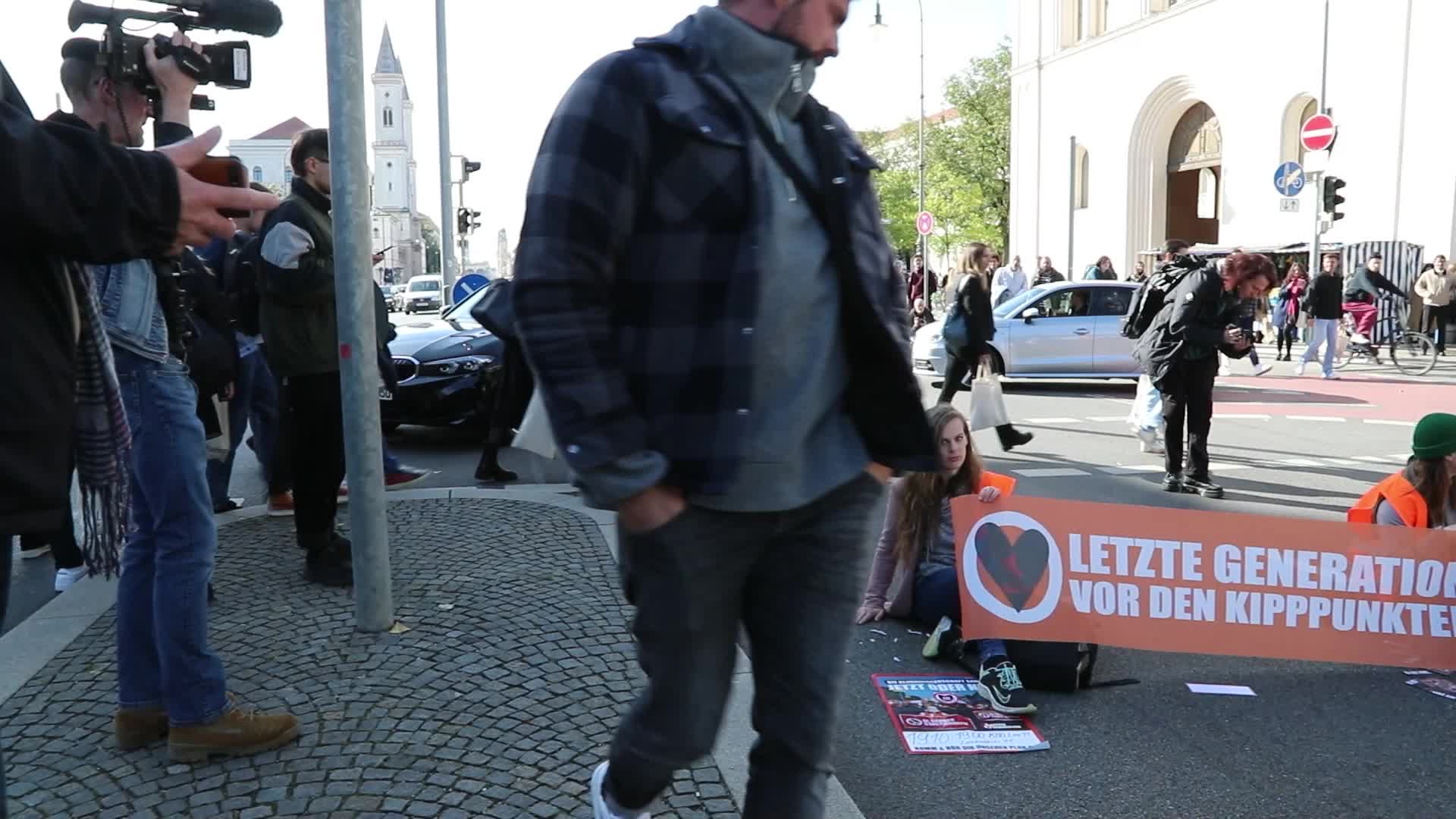 Letzte Generation blocks near University in Munich