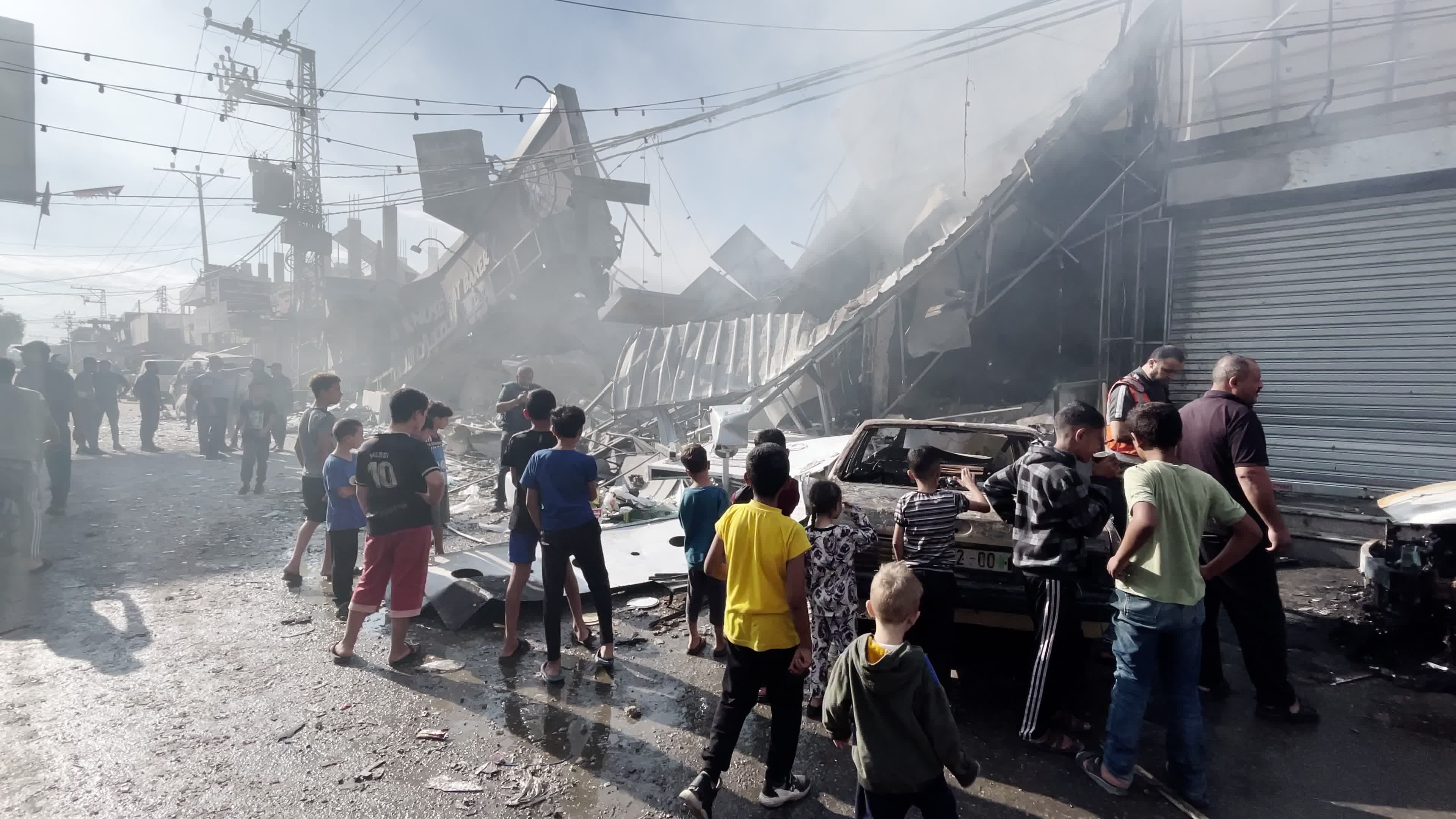  Israeli airstrike destroys a bakery in a Gaza refugee camp 