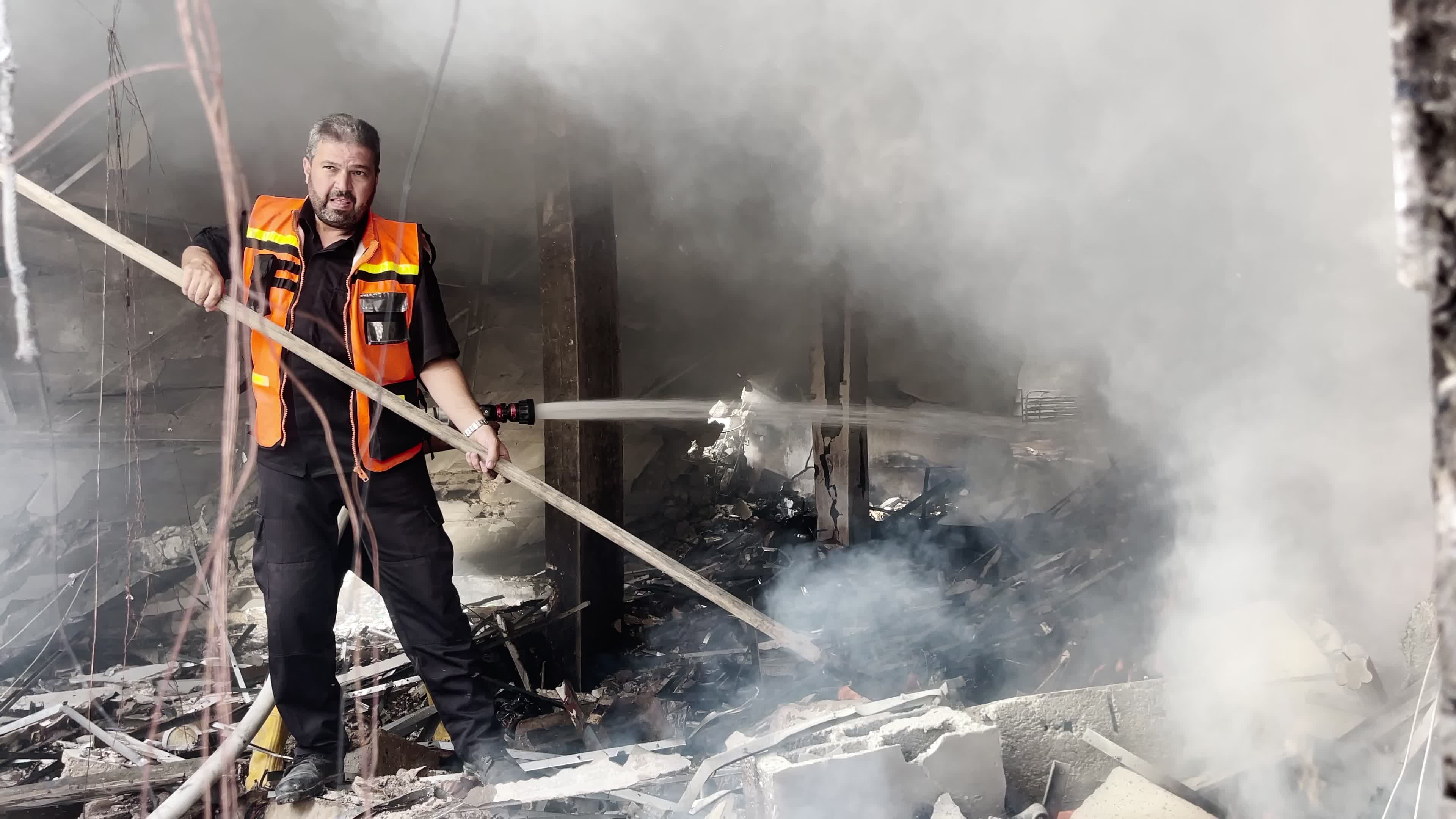  Israeli airstrike destroys a bakery in a Gaza refugee camp 