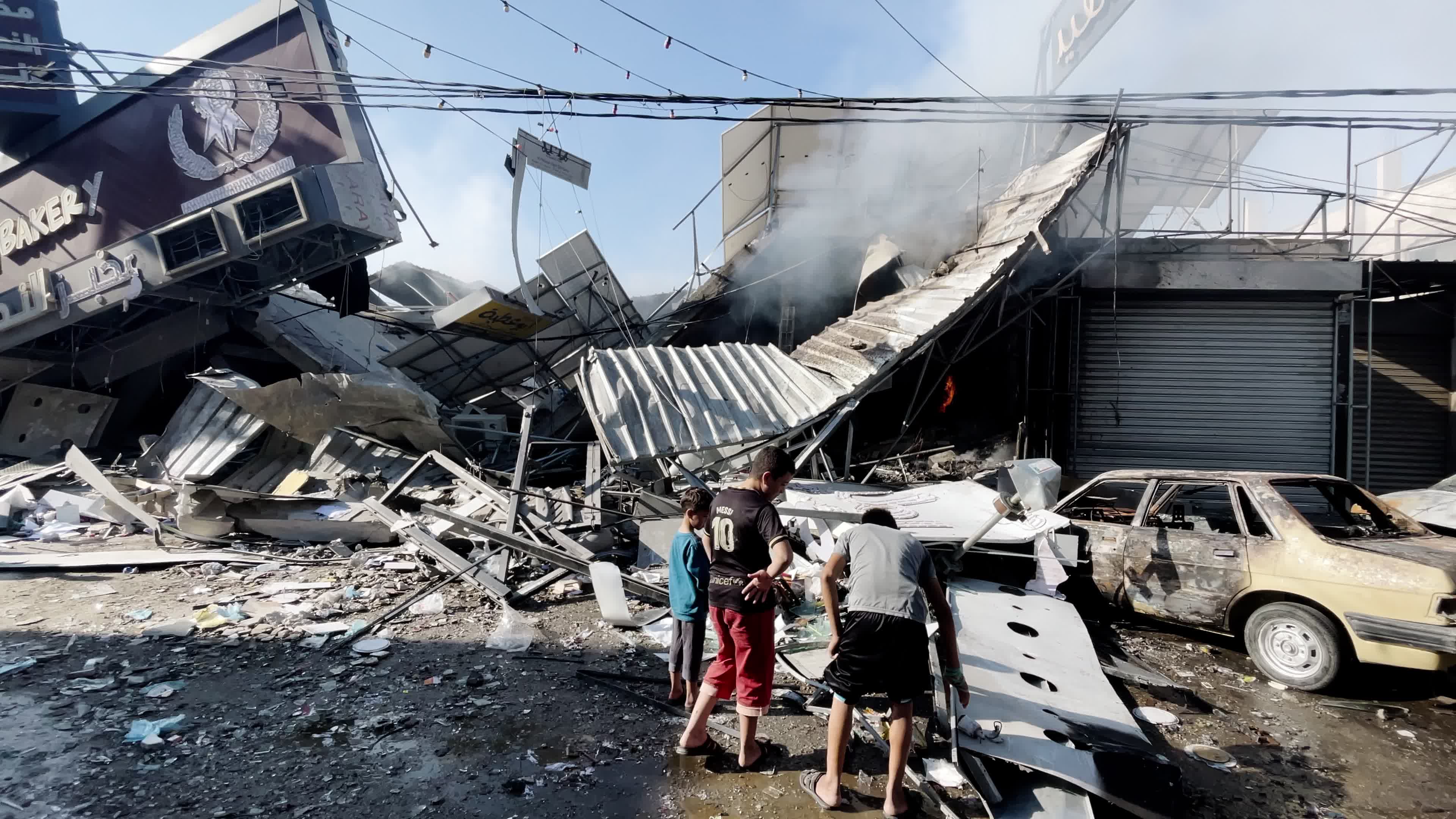  Israeli airstrike destroys a bakery in a Gaza refugee camp 