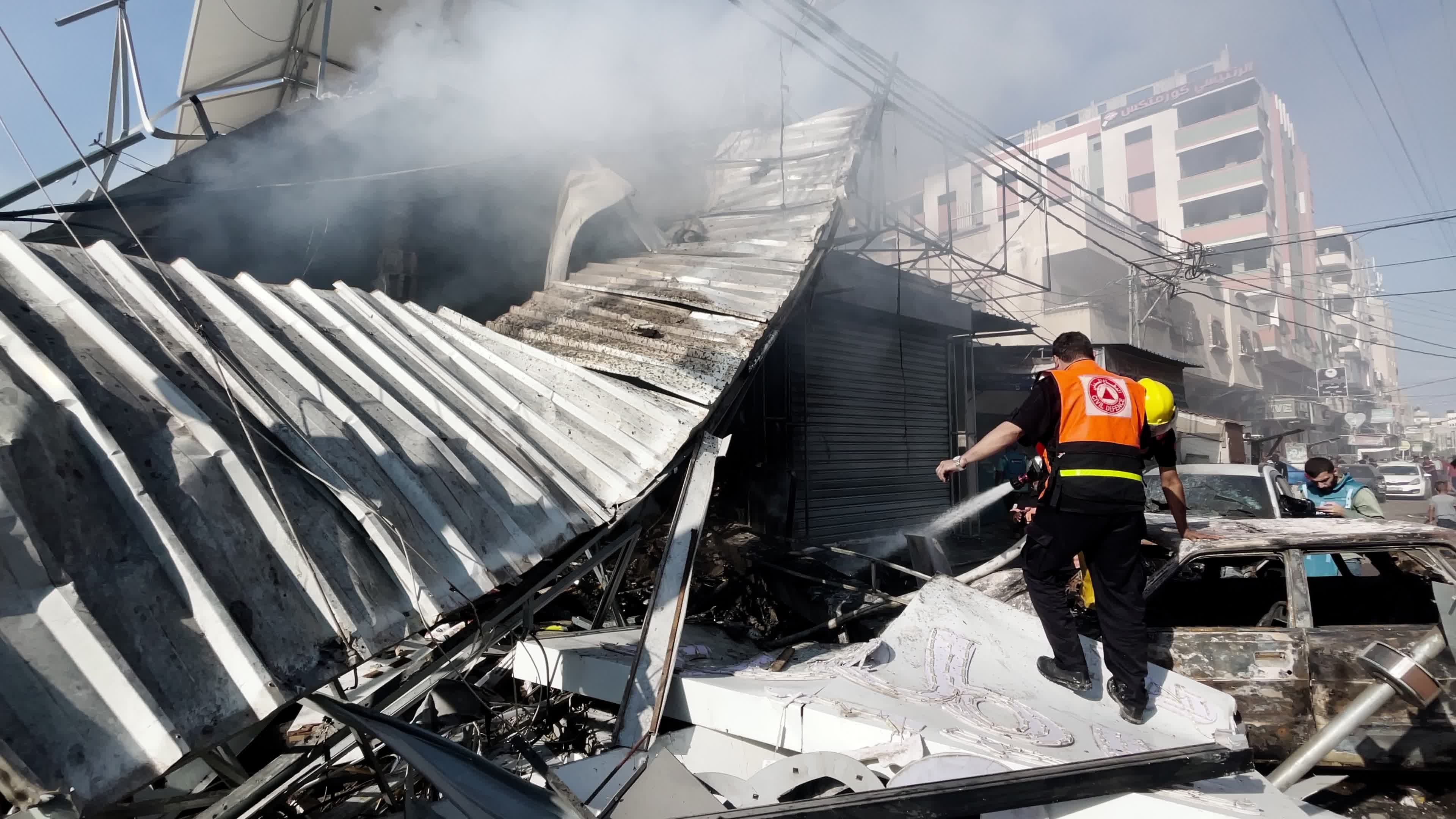  Israeli airstrike destroys a bakery in a Gaza refugee camp 