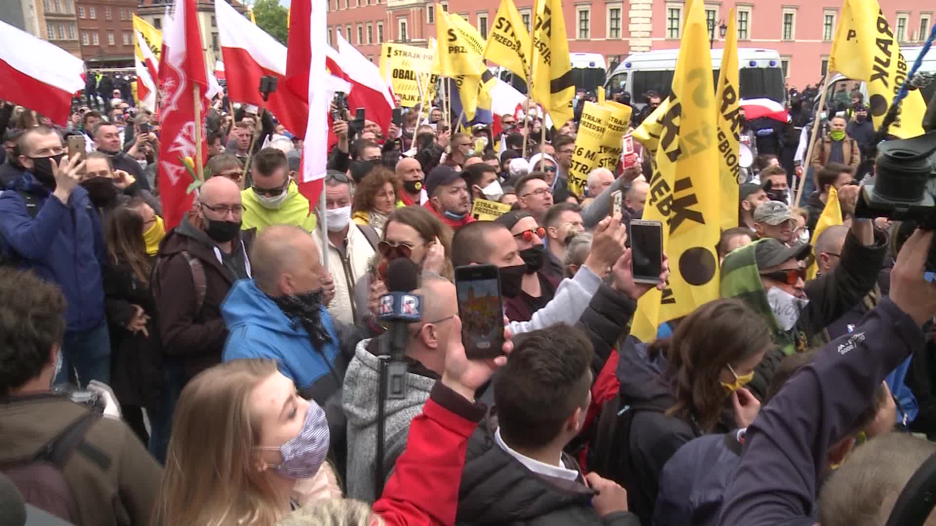 Riot police clash with anti-lockdown protesters in Warsaw