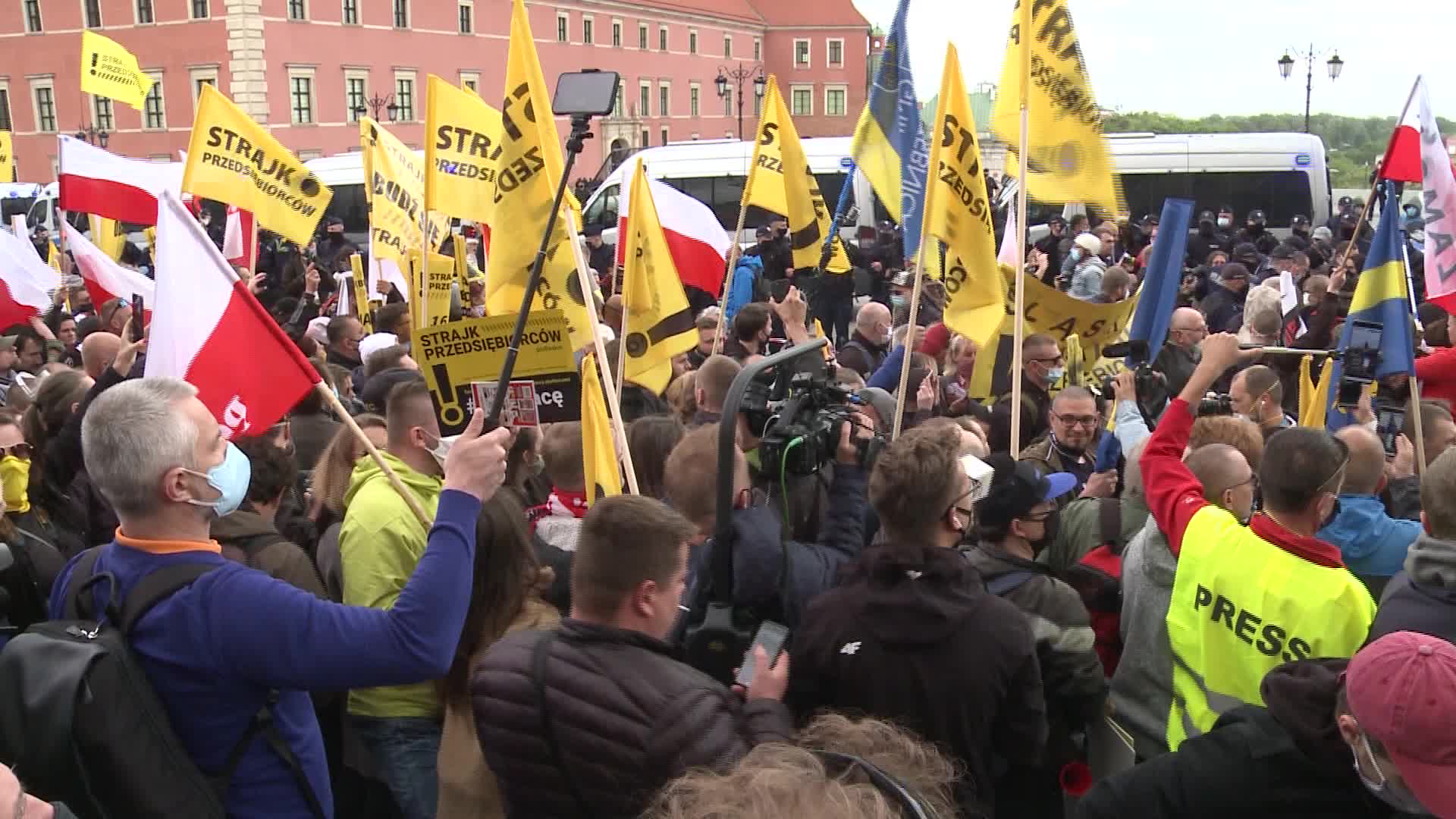 Riot police clash with anti-lockdown protesters in Warsaw