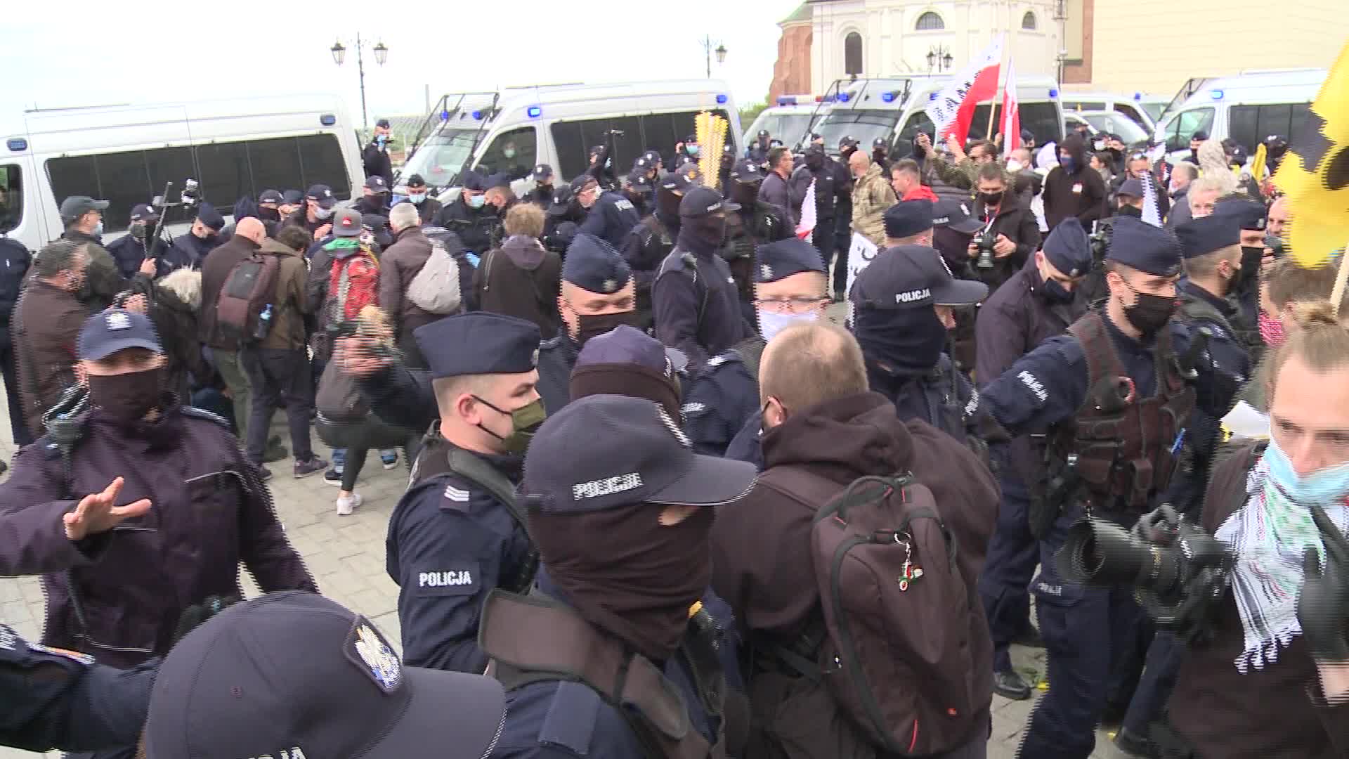 Riot police clash with anti-lockdown protesters in Warsaw