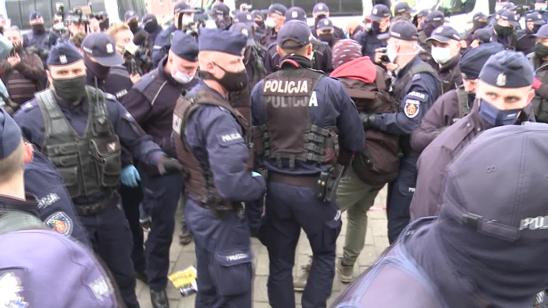 Riot police clash with anti-lockdown protesters in Warsaw