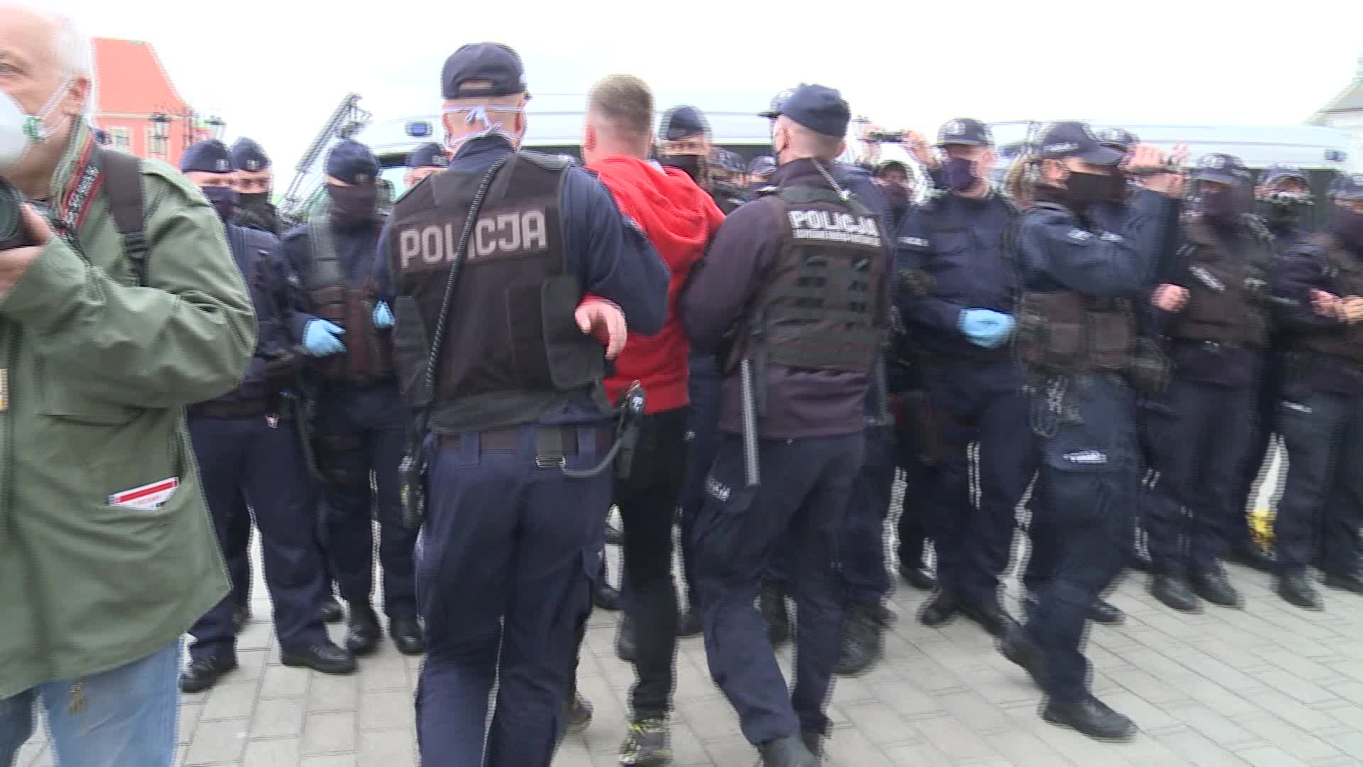 Riot police clash with anti-lockdown protesters in Warsaw
