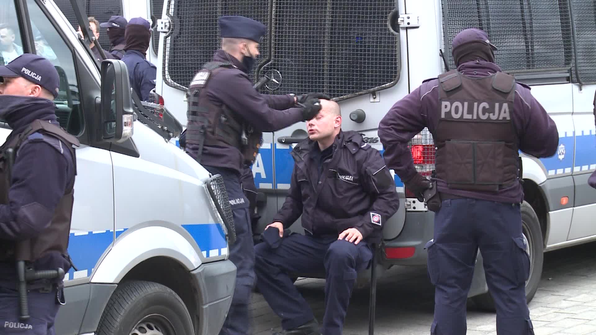 Riot police clash with anti-lockdown protesters in Warsaw
