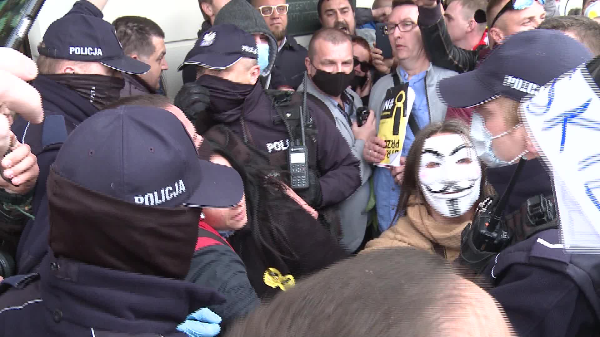 Riot police clash with anti-lockdown protesters in Warsaw