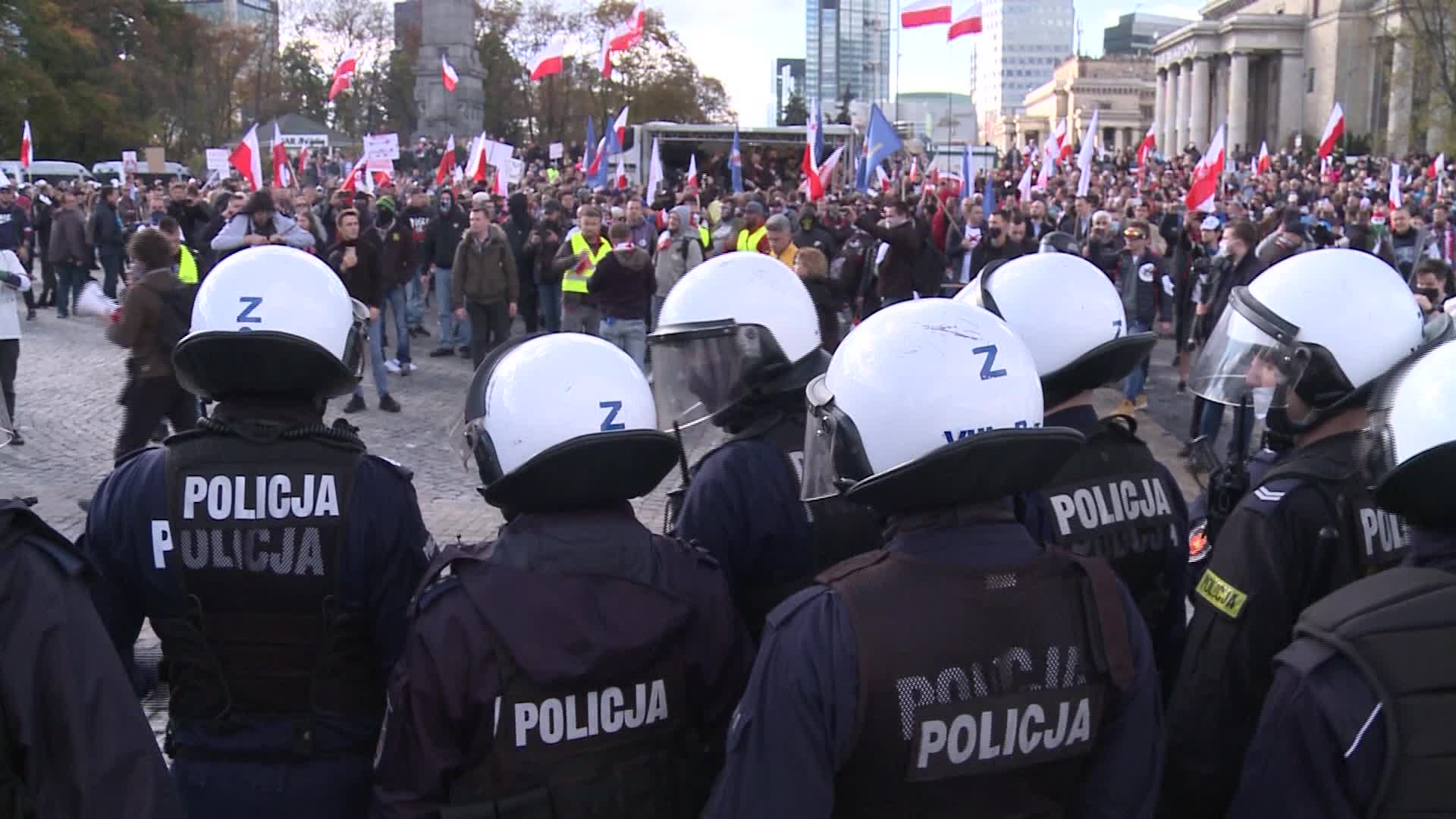 Riot police clash with anti-lockdown protesters in Warsaw