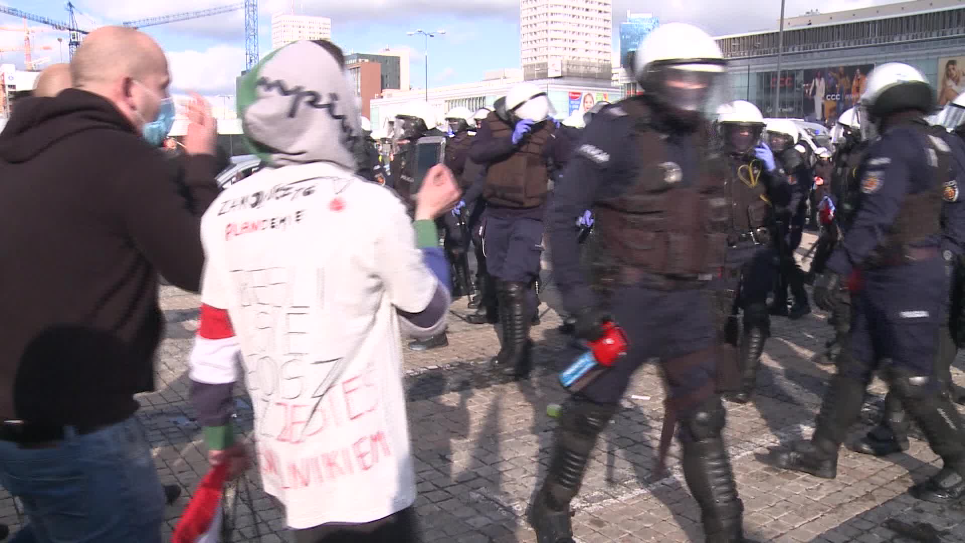 Riot police clash with anti-lockdown protesters in Warsaw