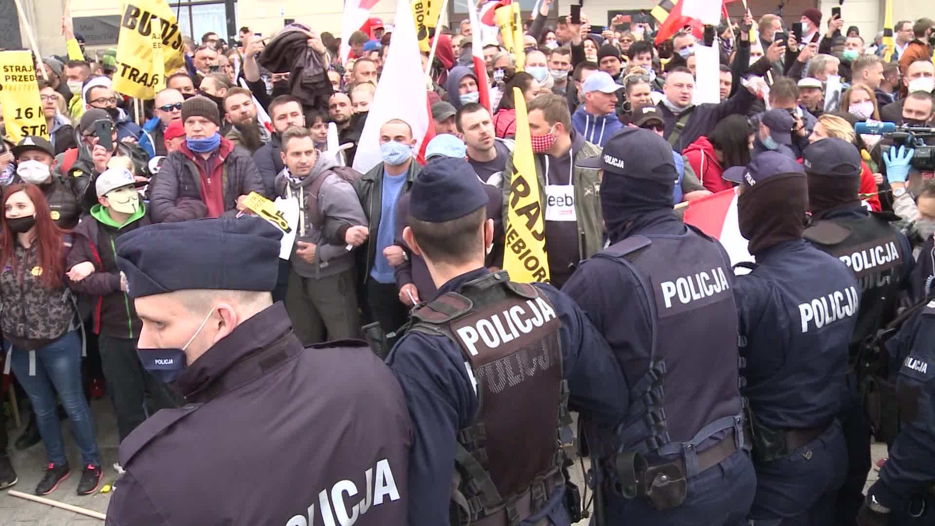 Riot police clash with anti-lockdown protesters in Warsaw