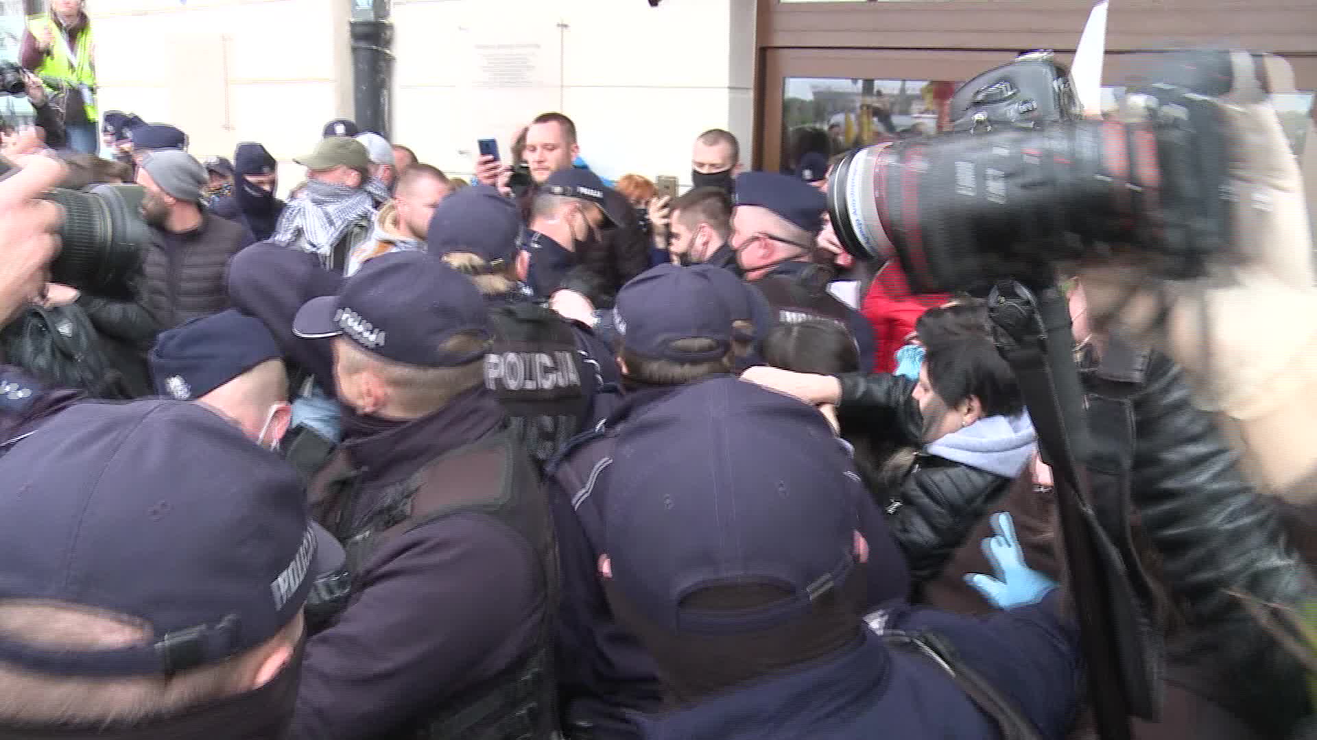 Riot police clash with anti-lockdown protesters in Warsaw