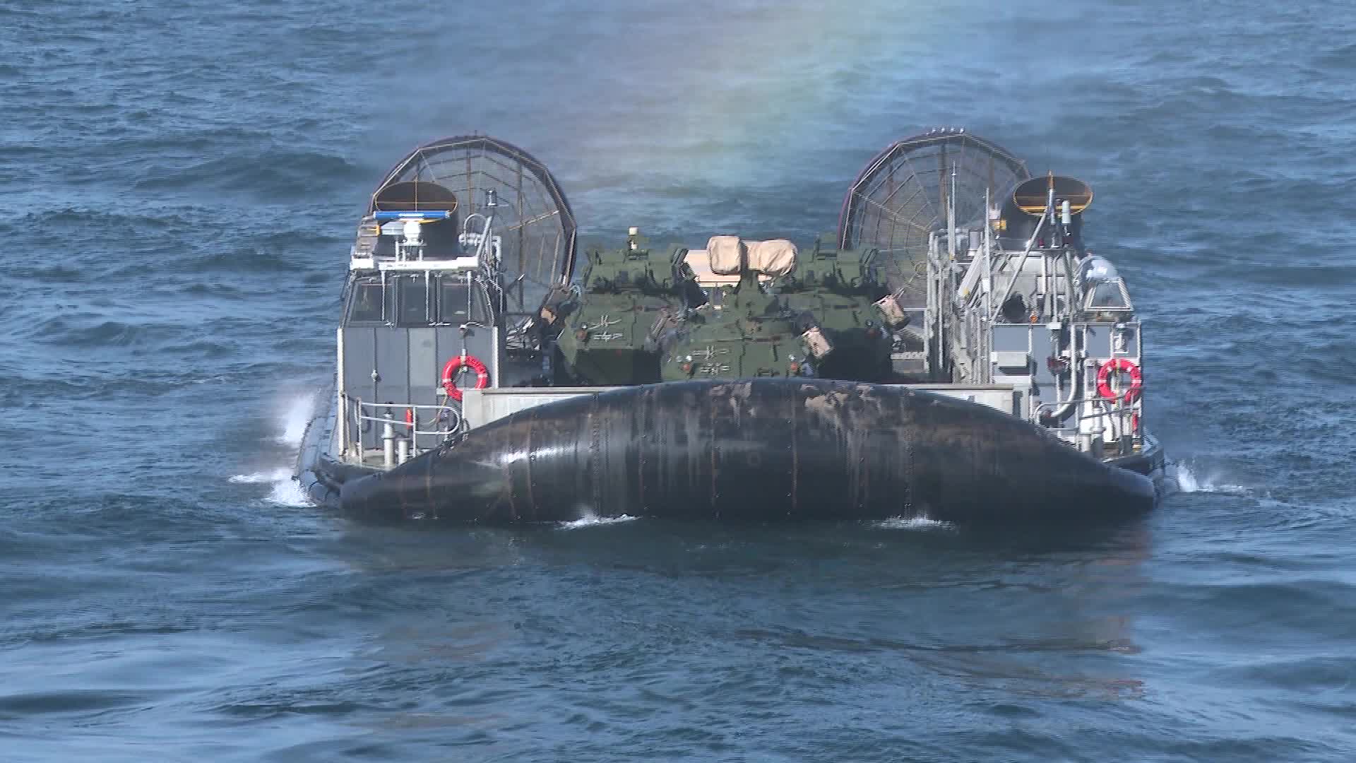 US warship trains in Baltics