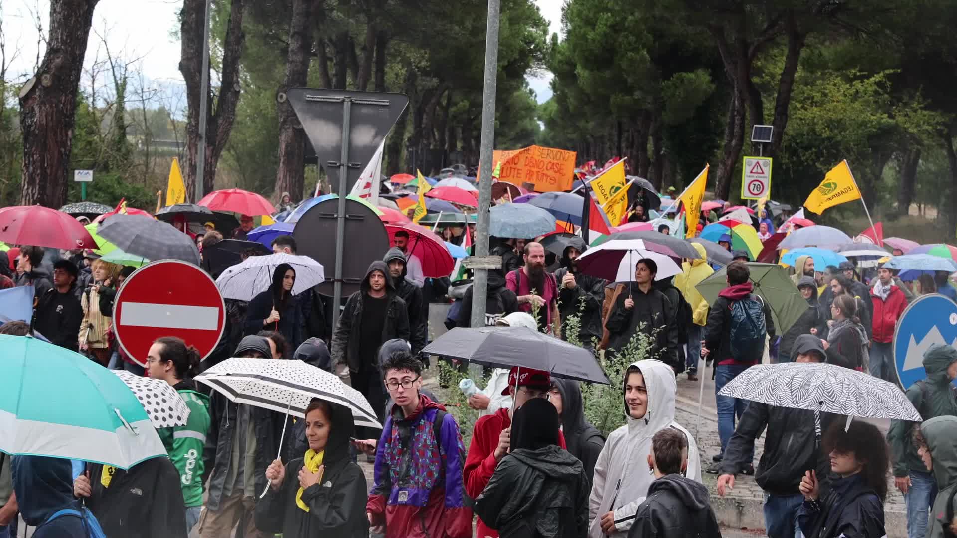 More Than 1,500 People Marched Against The Military Escalation In Pisa 