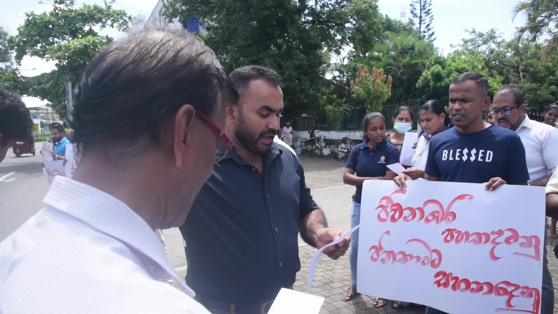 Sri Lankan Government Officers Demand Higher Salaries and Lower Cost of Living Amid Economic Struggles