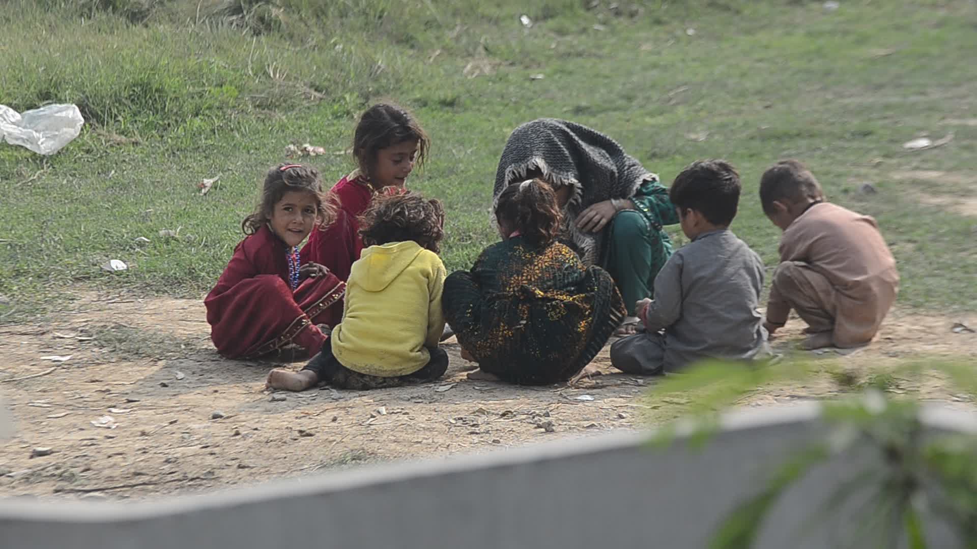 Afghan Refugees Return Home as Pakistan's Ultimatum Approaches Final Day