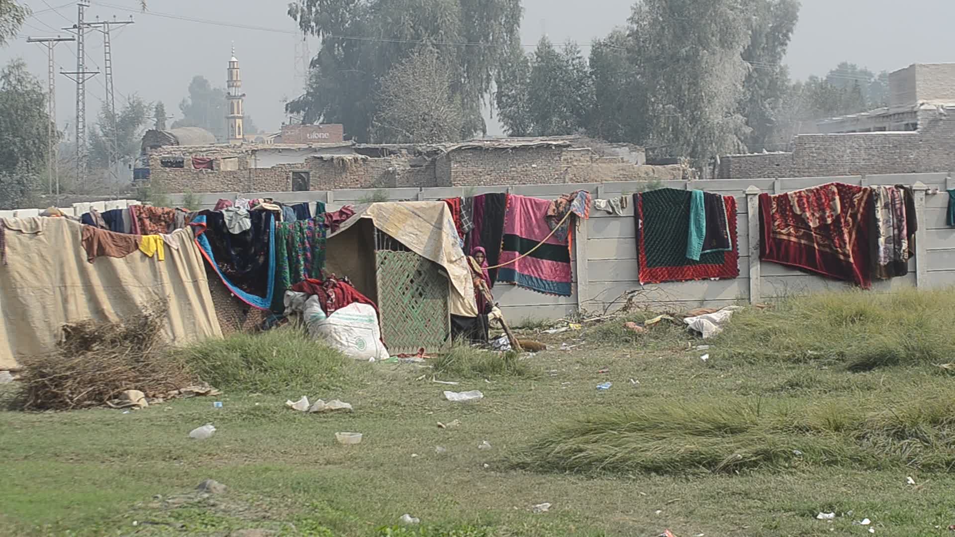 Afghan Refugees Return Home as Pakistan's Ultimatum Approaches Final Day