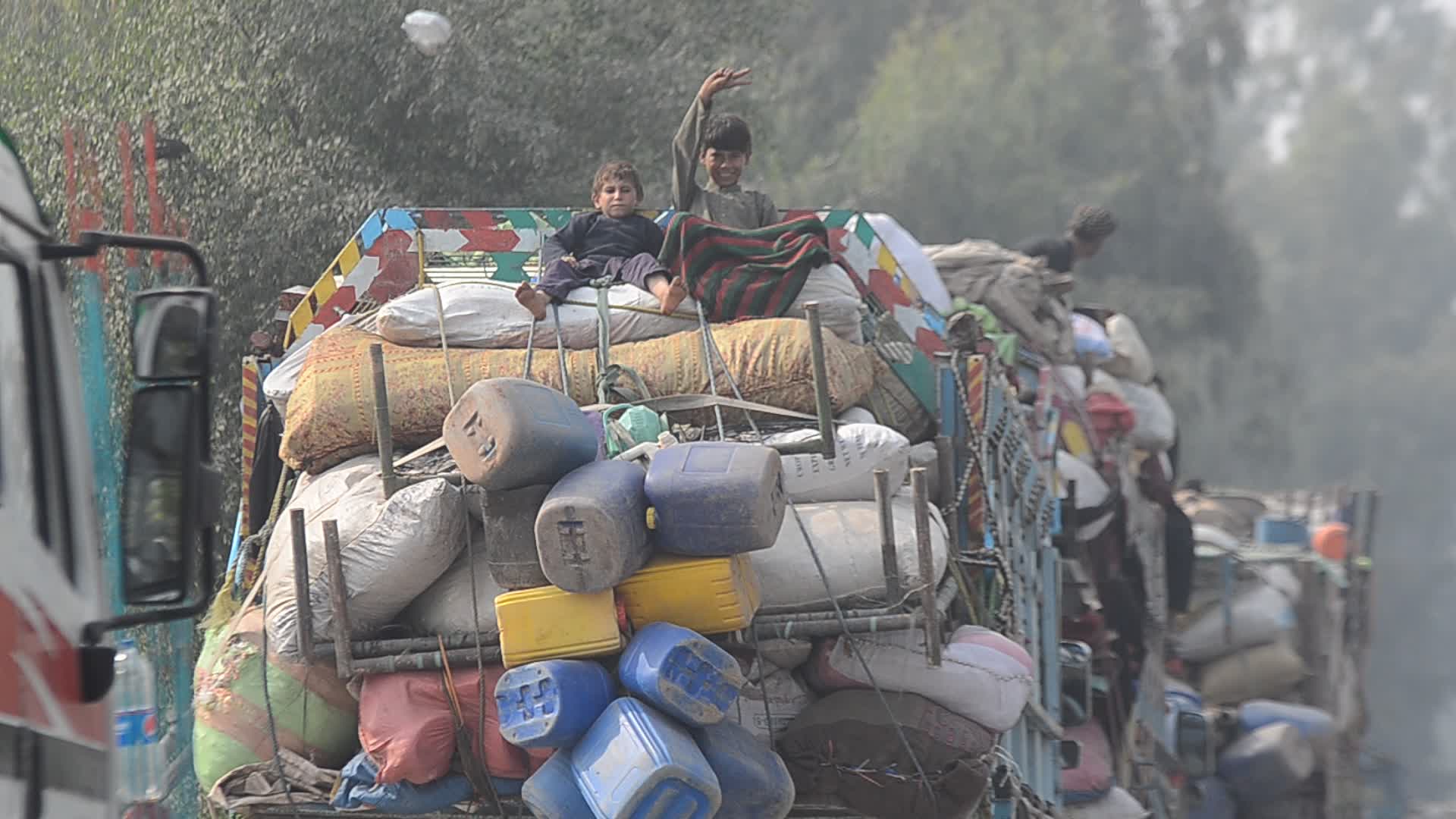 Afghan Refugees Return Home as Pakistan's Ultimatum Approaches Final Day