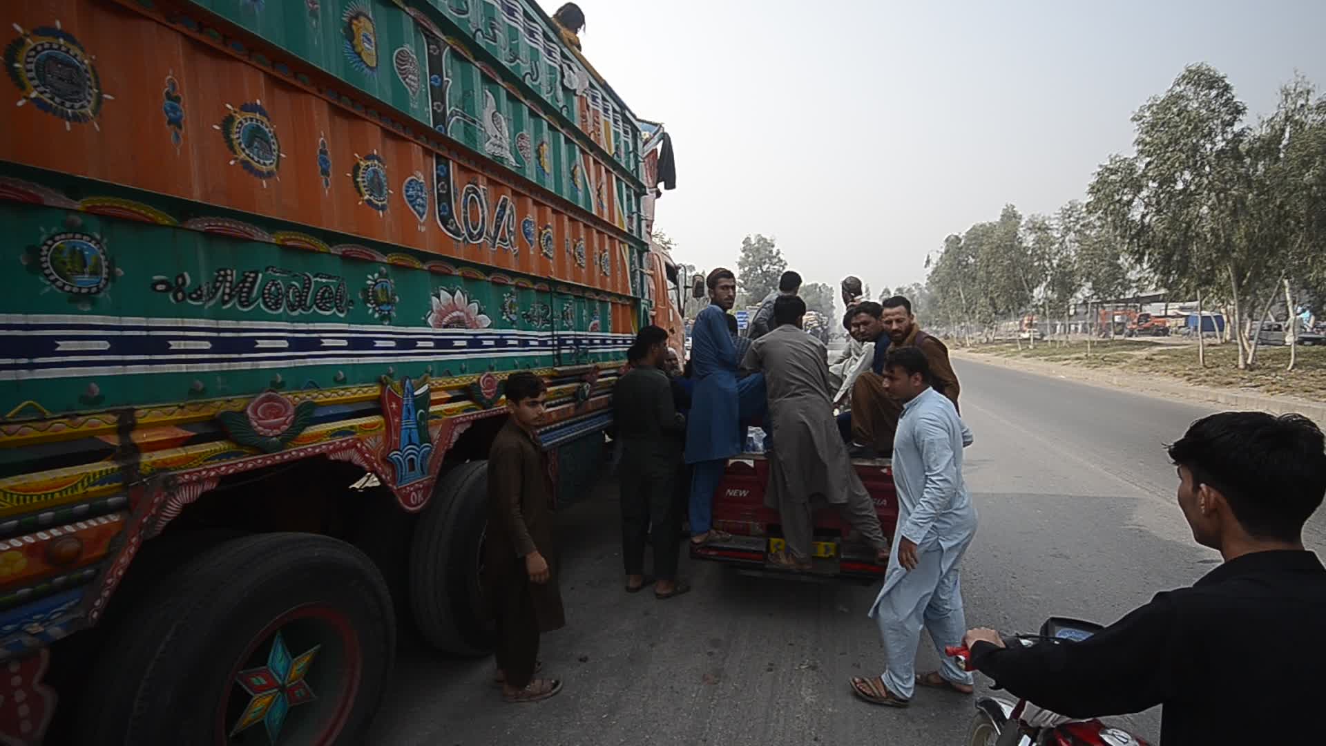 Afghan Refugees Return Home as Pakistan's Ultimatum Approaches Final Day