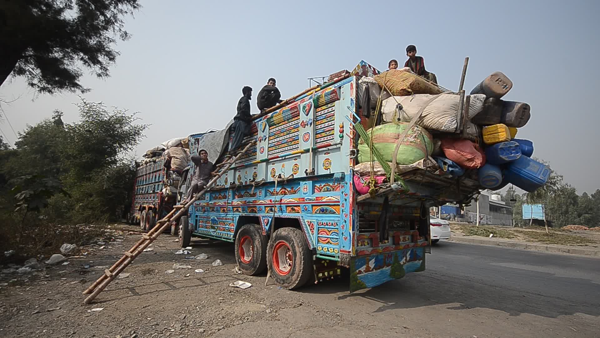 Afghan Refugees Return Home as Pakistan's Ultimatum Approaches Final Day