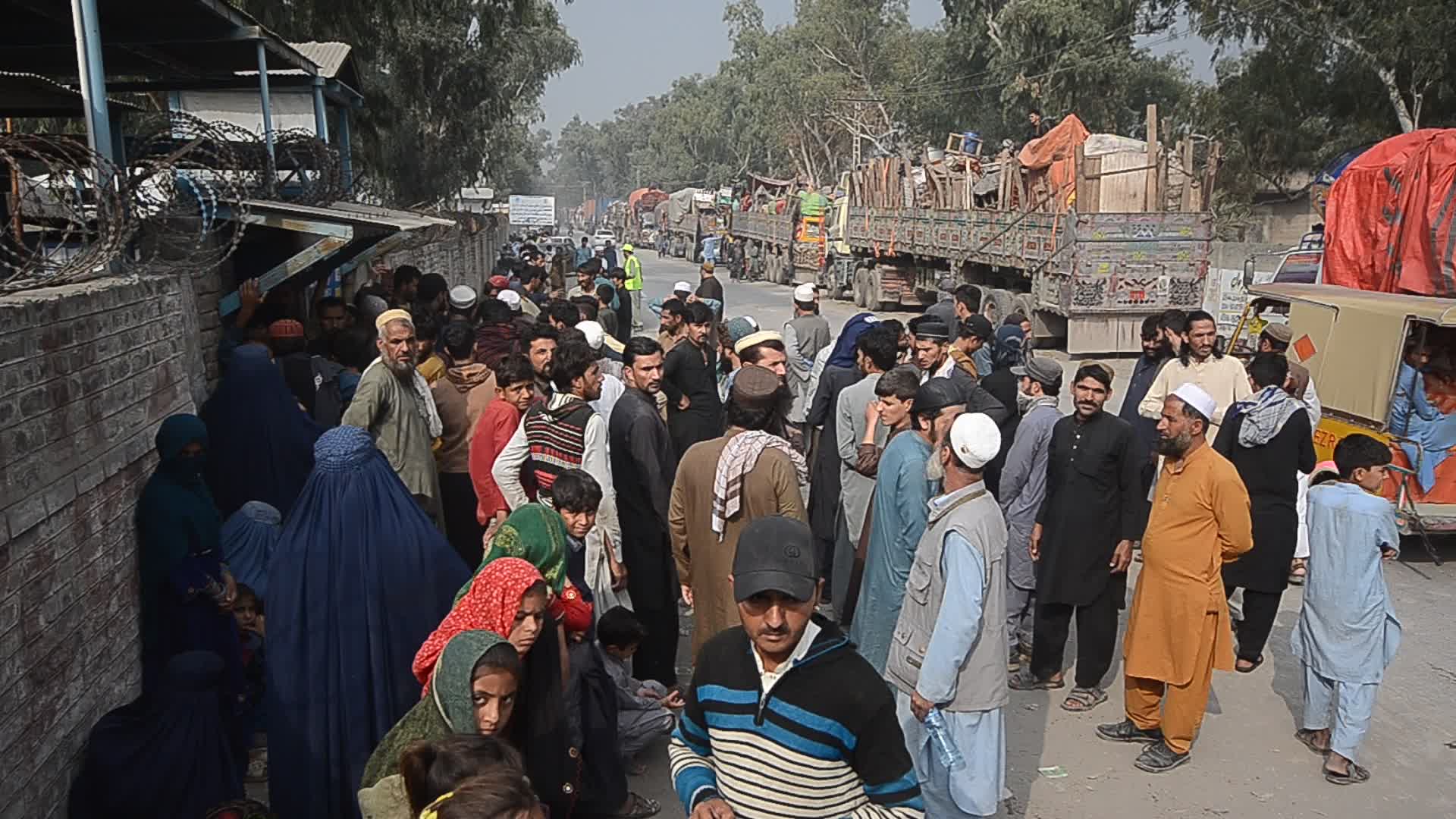 Afghan Refugees Return Home as Pakistan's Ultimatum Approaches Final Day