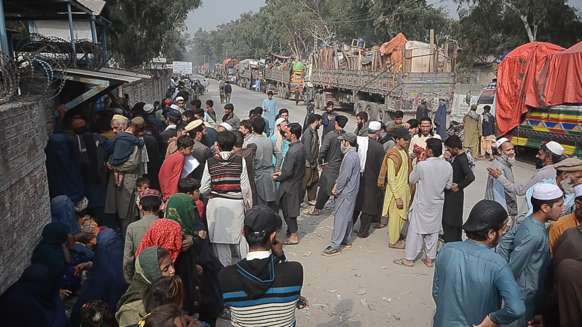Afghan Refugees Return Home as Pakistan's Ultimatum Approaches Final Day