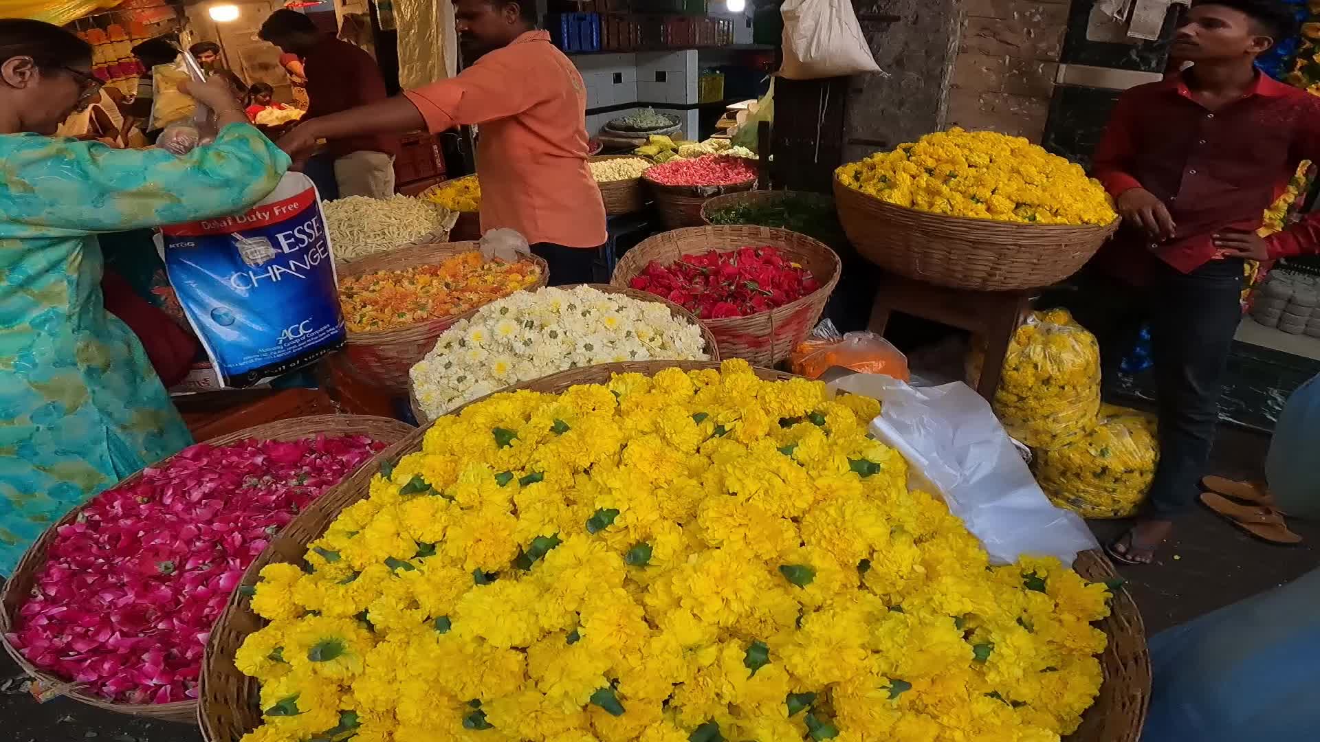 People Throng Market On Dhanteras In Mumbai