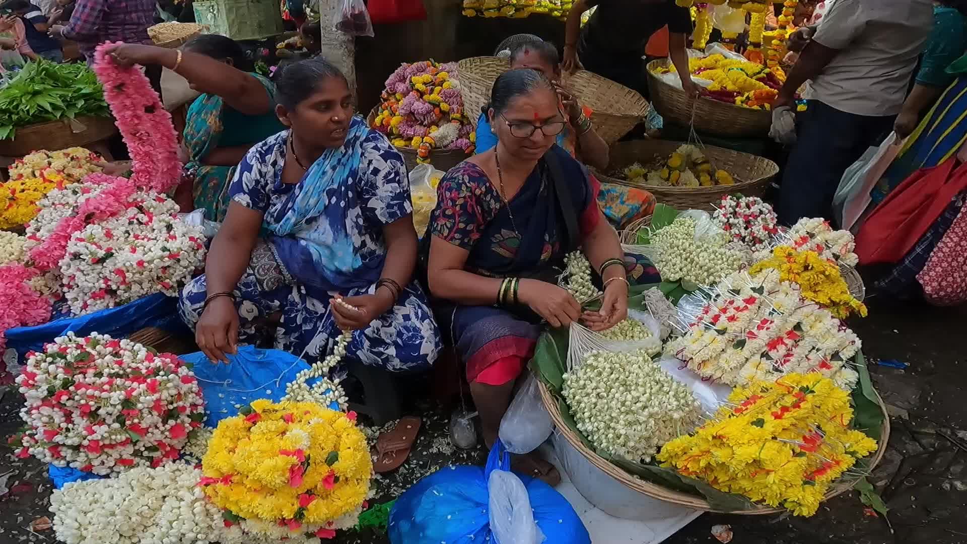 People Throng Market On Dhanteras In Mumbai