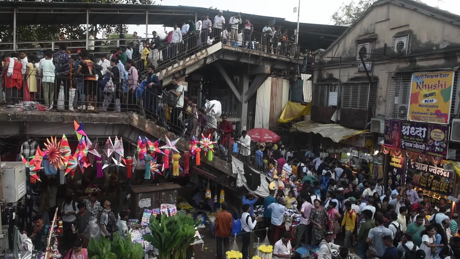 People Throng Market On Dhanteras In Mumbai