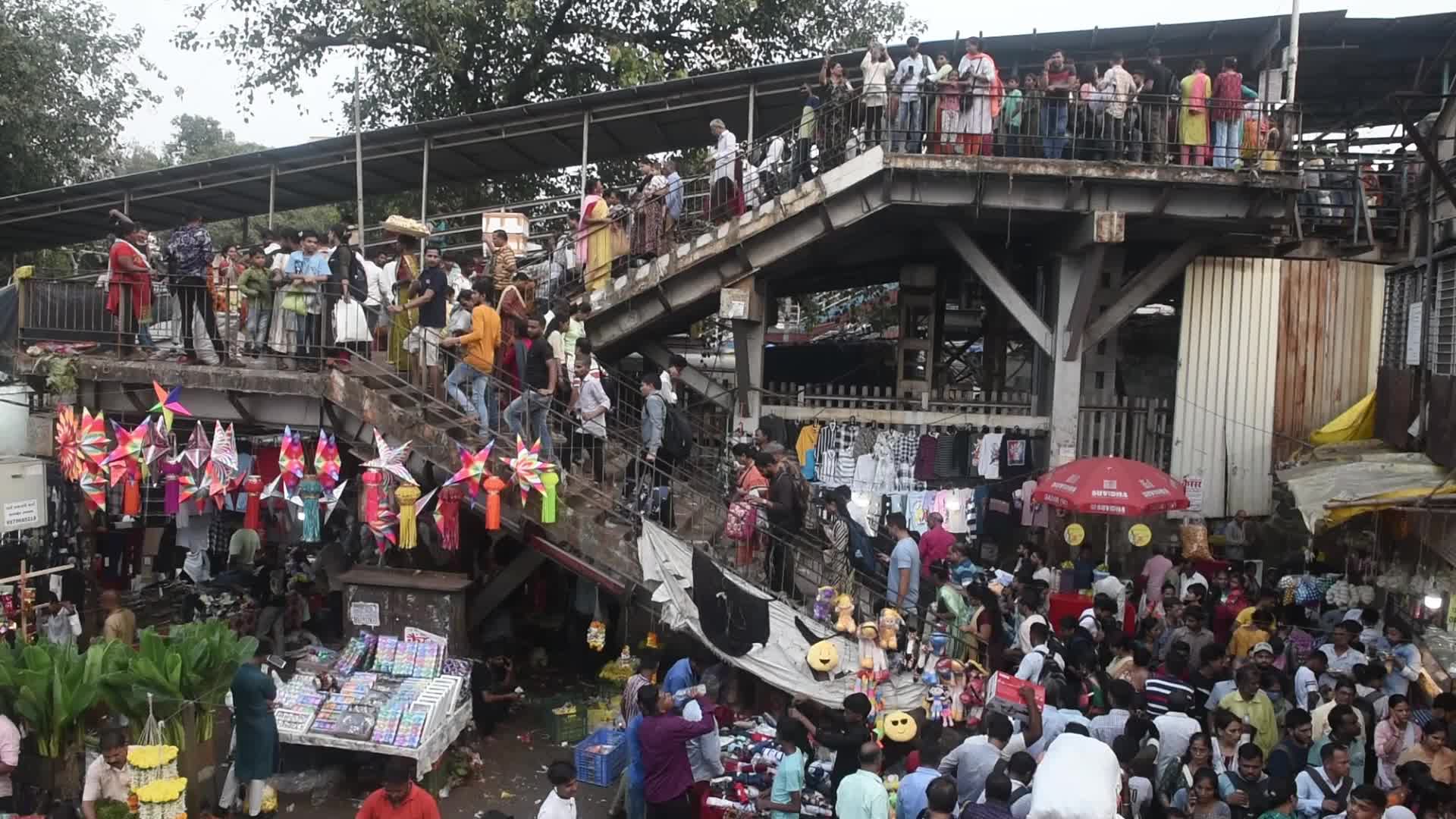 People Throng Market On Dhanteras In Mumbai